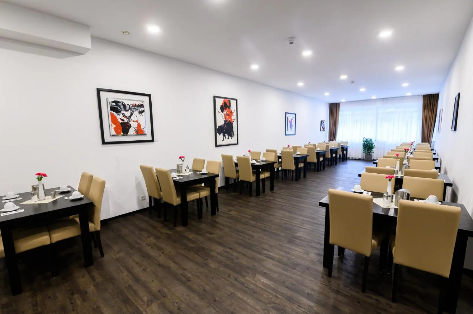 Restaurant/places to eat in Hotel Luna