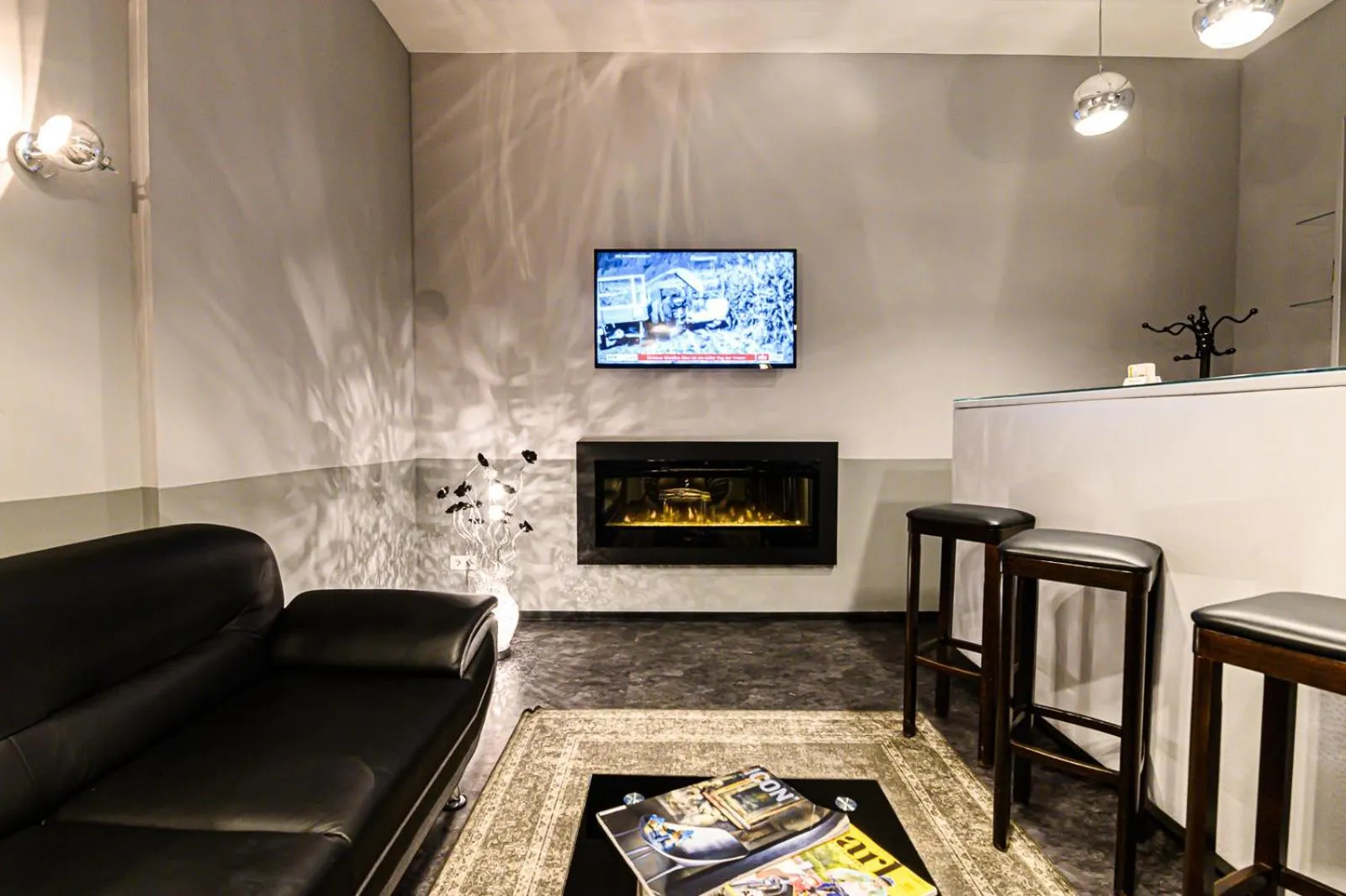 Communal lounge/ TV room in Hotel Luna