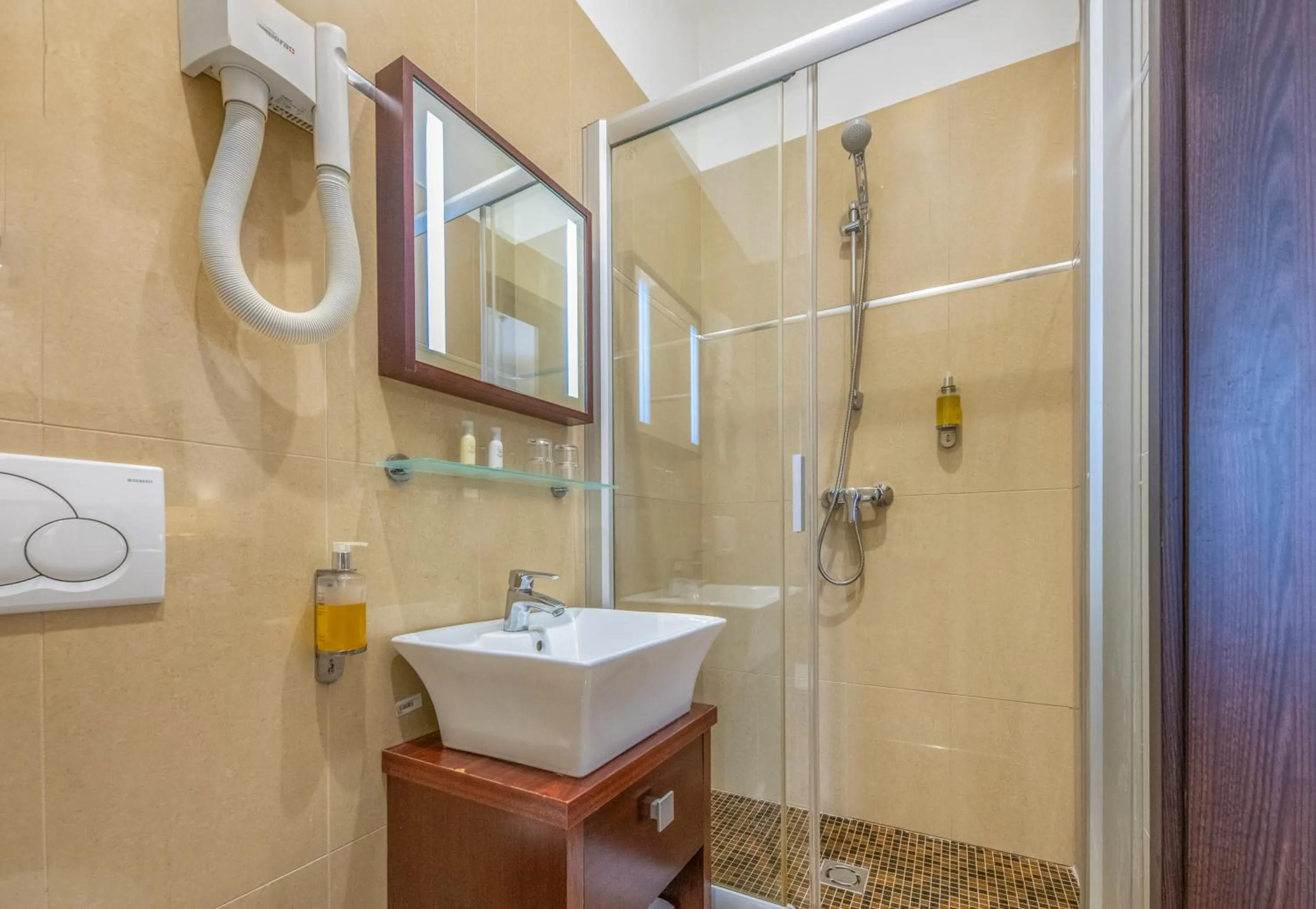 Shower in Hotel President