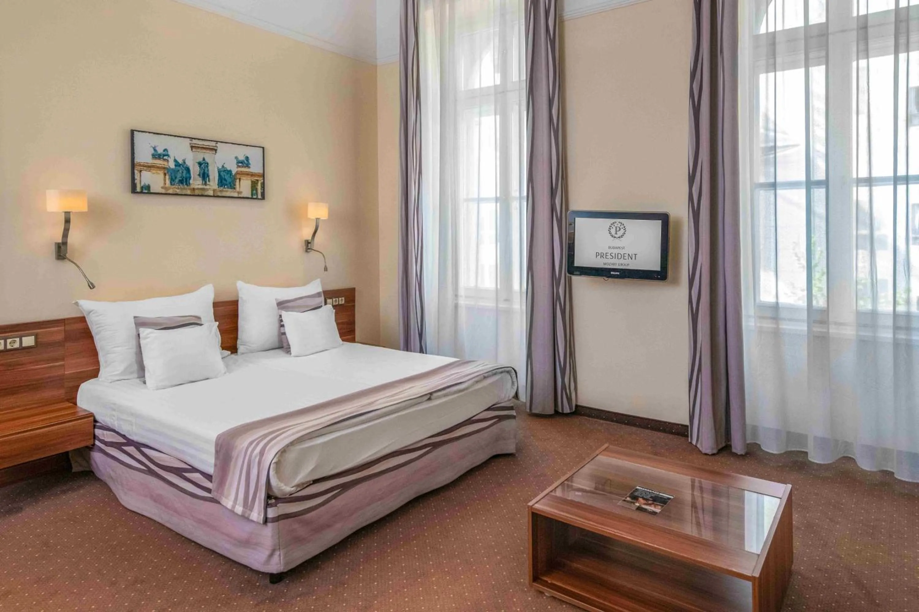 Bedroom, Bed in Hotel President