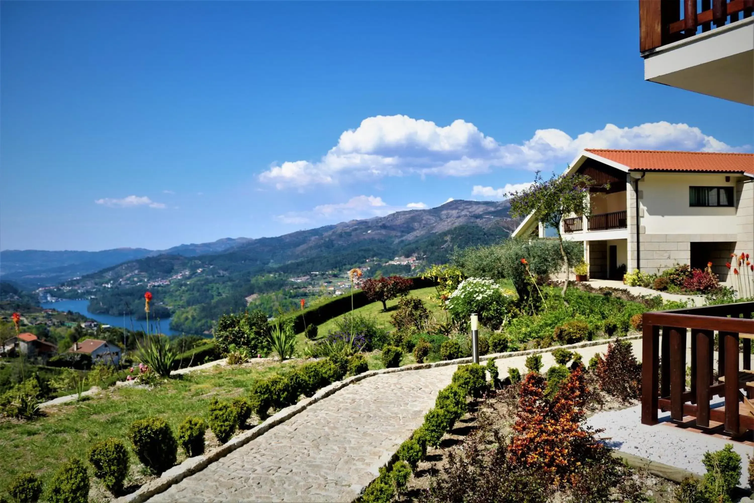 Superior Double Room with Balcony and River View in Quinta do Bento Superior Double Room with Balcony and River View in Quinta do Bento