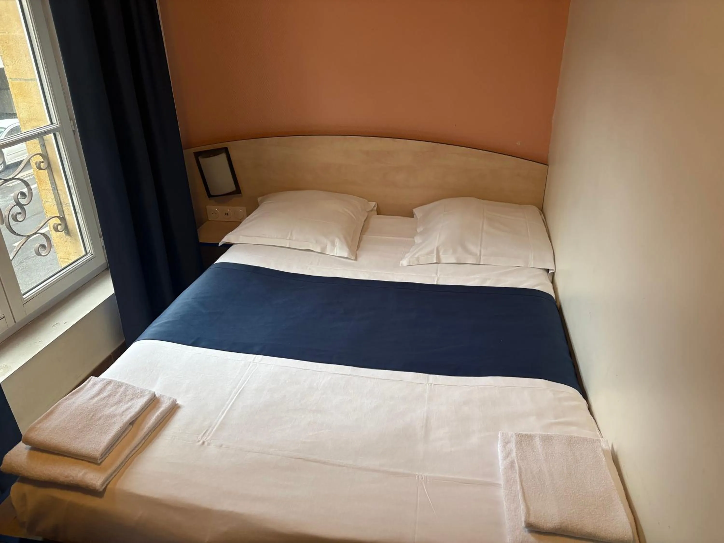 Bed in Hotel César Centre-ville Gare Charleville-Mézières