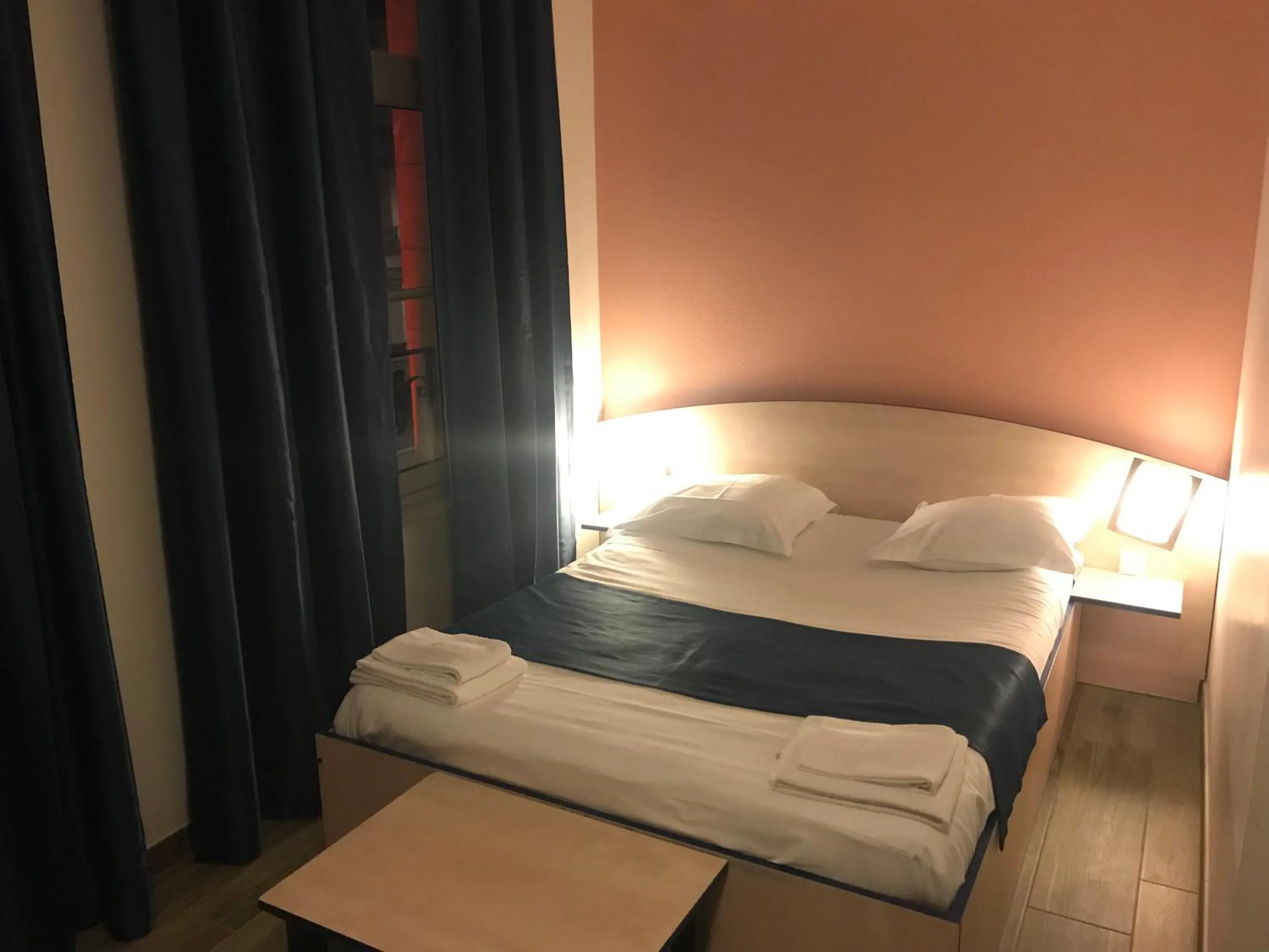 Bed in Hotel César Centre-ville Gare Charleville-Mézières