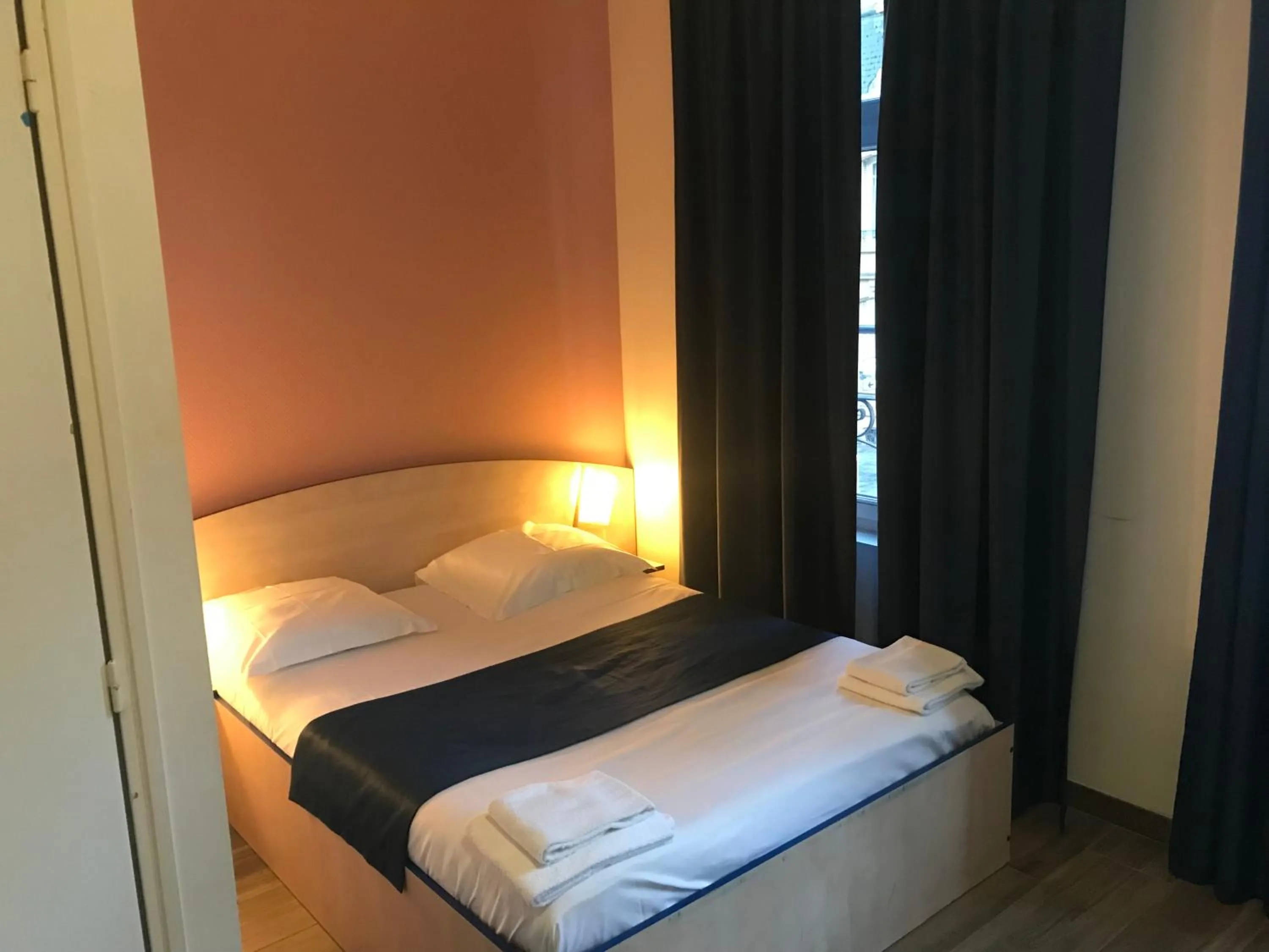 Bed in Hotel César Centre-ville Gare Charleville-Mézières