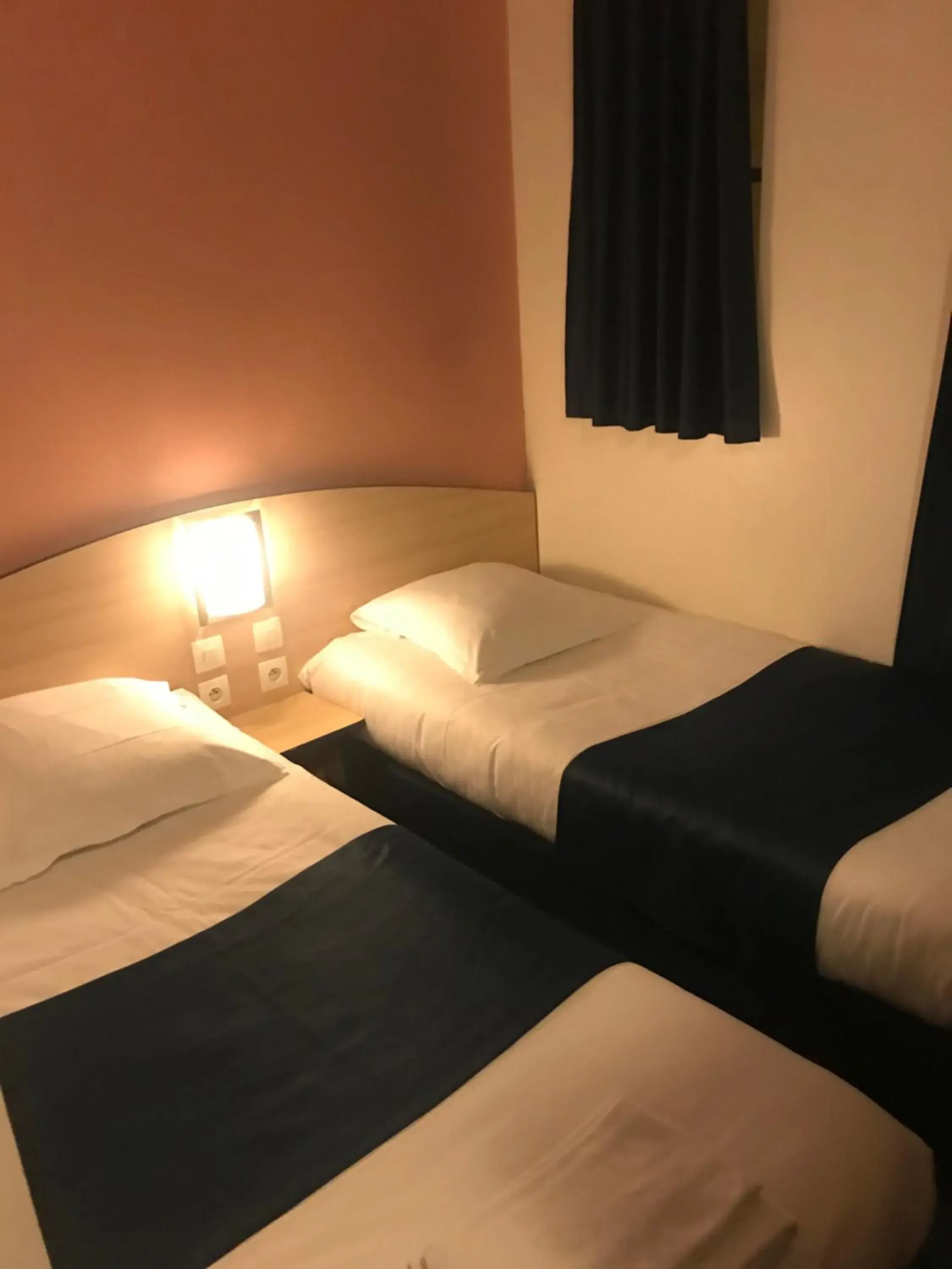 Twin Room in Hotel César Centre-ville Gare Charleville-Mézières Twin Room in Hotel César Centre-ville Gare Charleville-Mézières