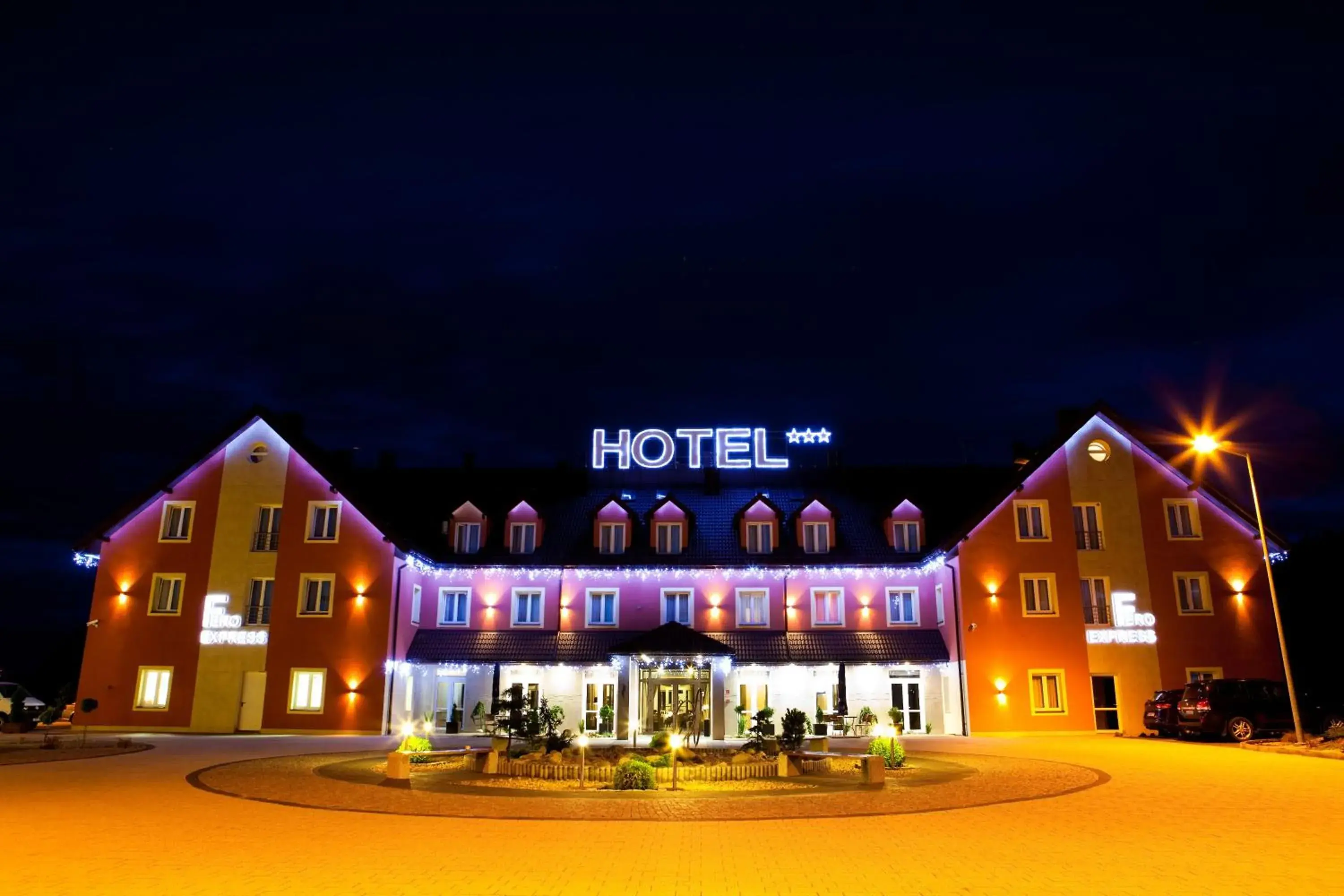 Property building in Hotel Fero Express POKOJE KLIMATYZOWANE AC Property building in Hotel Fero Express POKOJE KLIMATYZOWANE AC