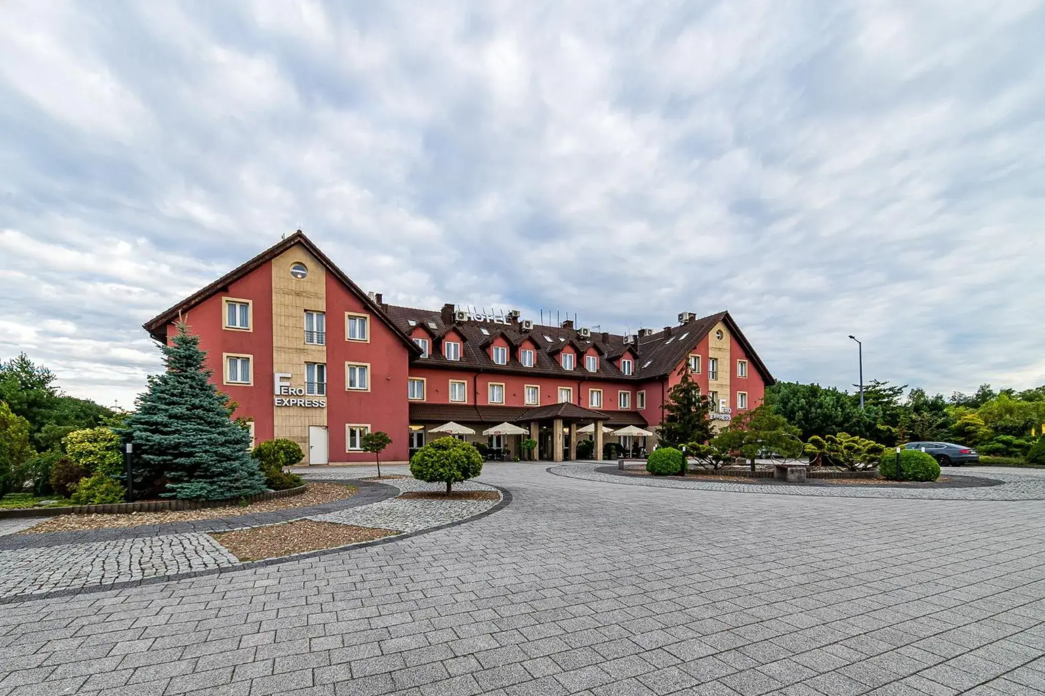 Property building in Hotel Fero Express POKOJE KLIMATYZOWANE AC Property building in Hotel Fero Express POKOJE KLIMATYZOWANE AC