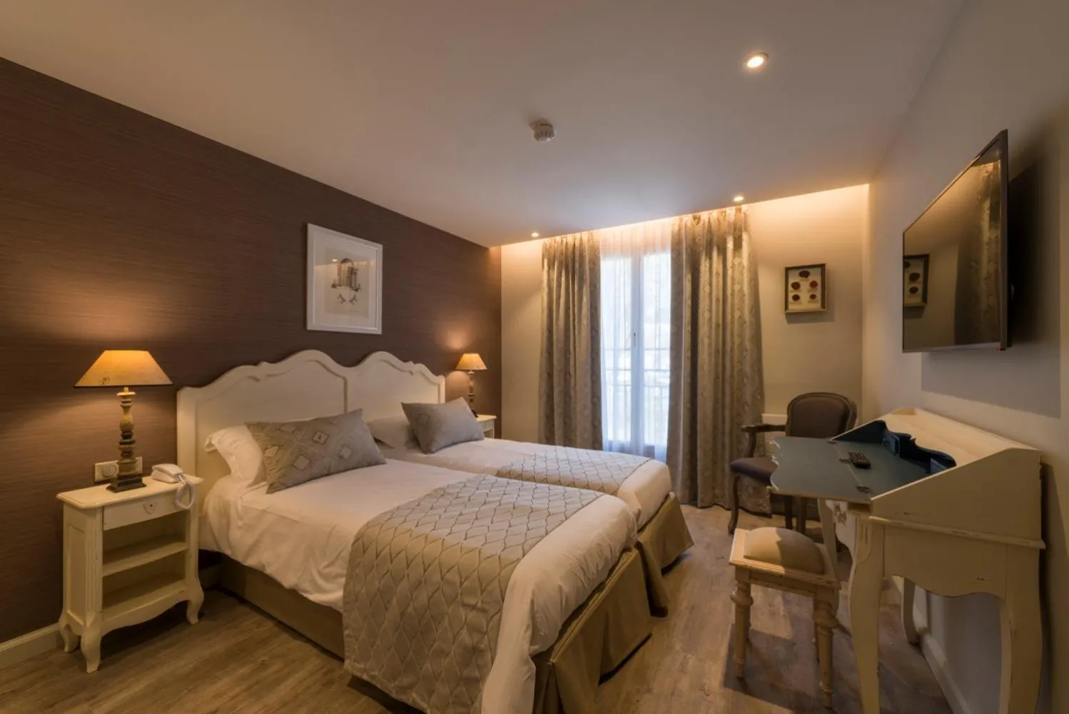 Photo of the whole room, Bed in Nouvel Hôtel du Commerce