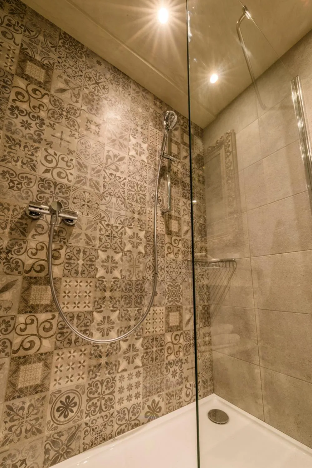 Shower in Nouvel Hôtel du Commerce