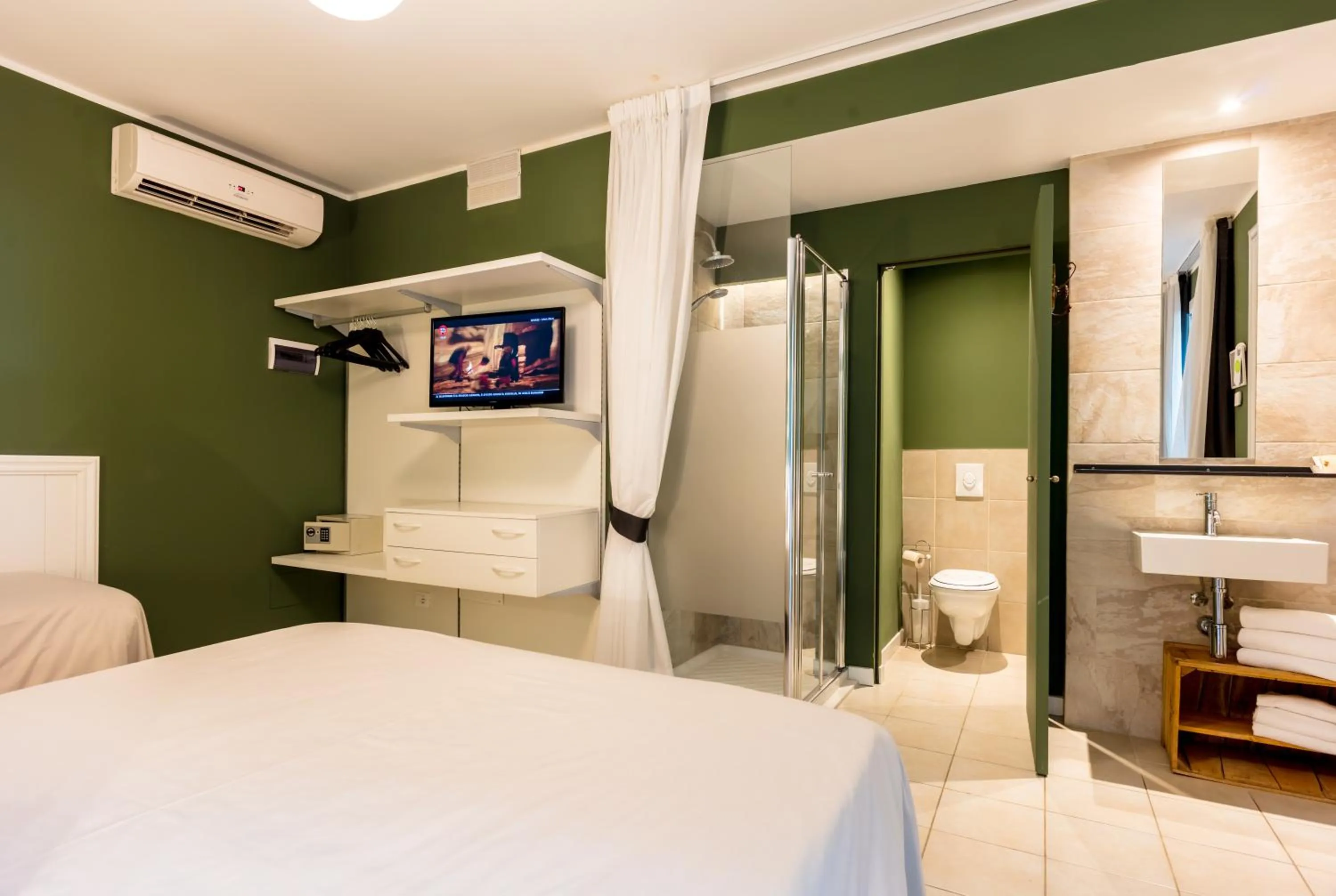 Bed in Hotel Maximilian