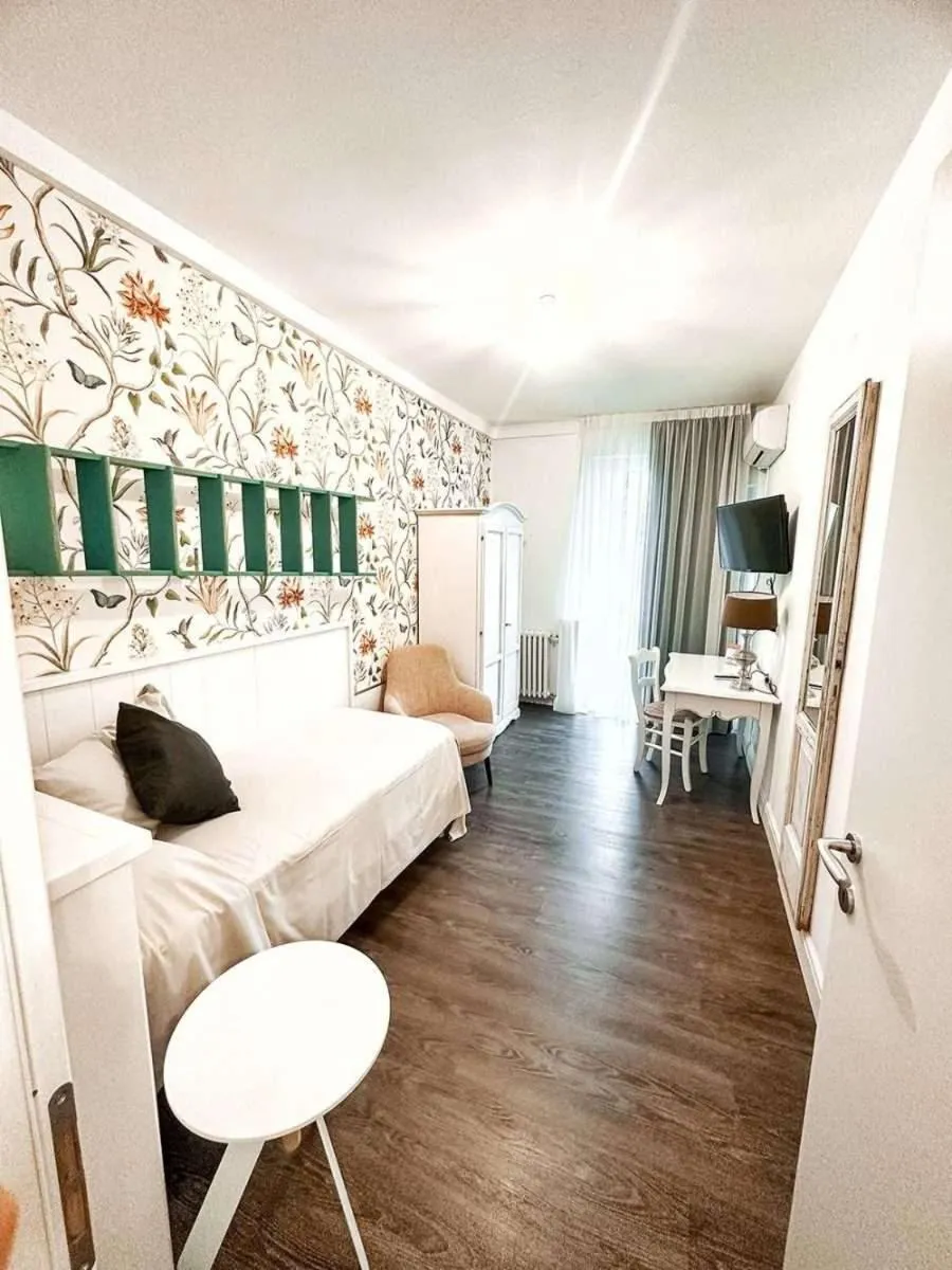 Bed in Hotel Maximilian