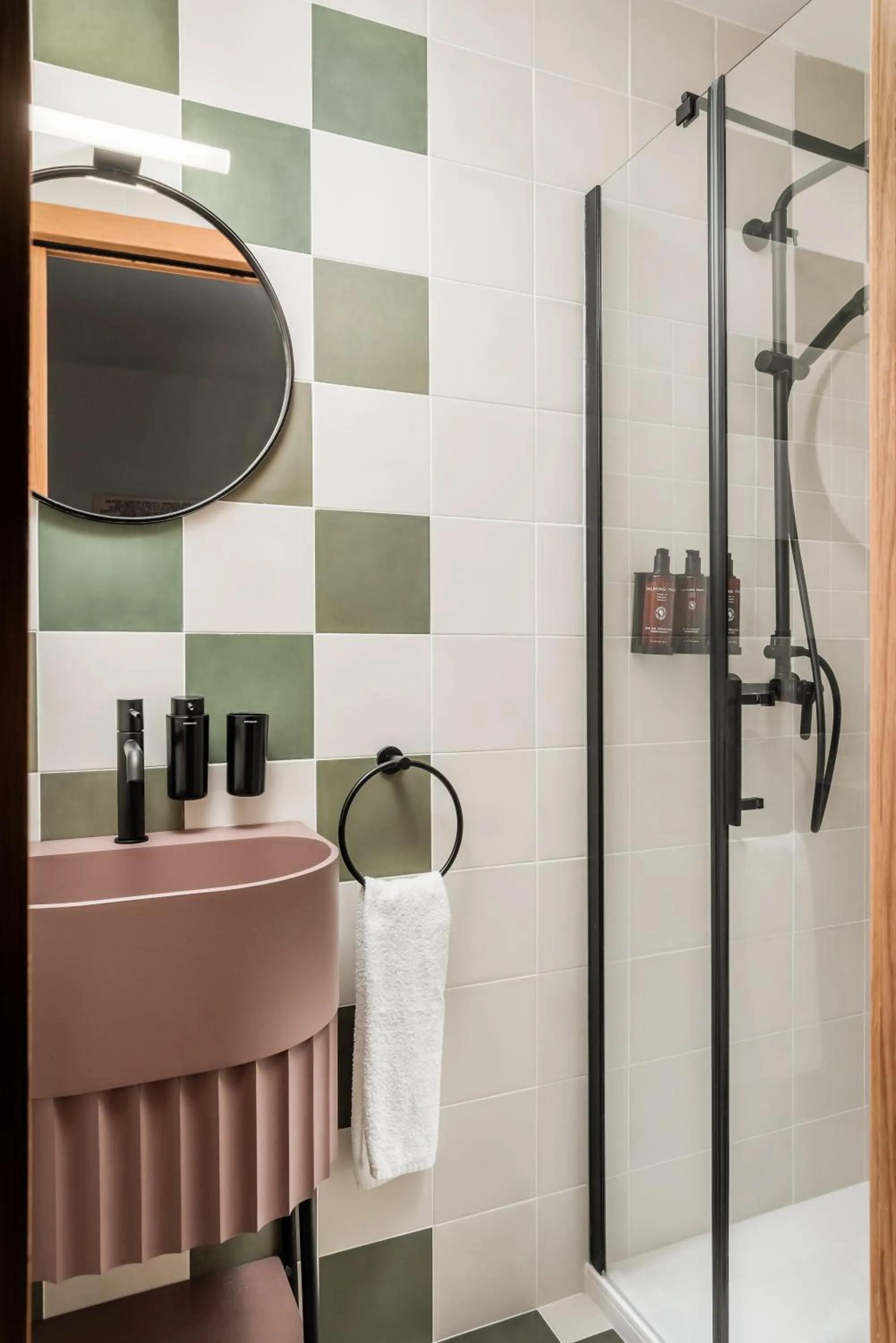 Shower in BYPILLOW Erba