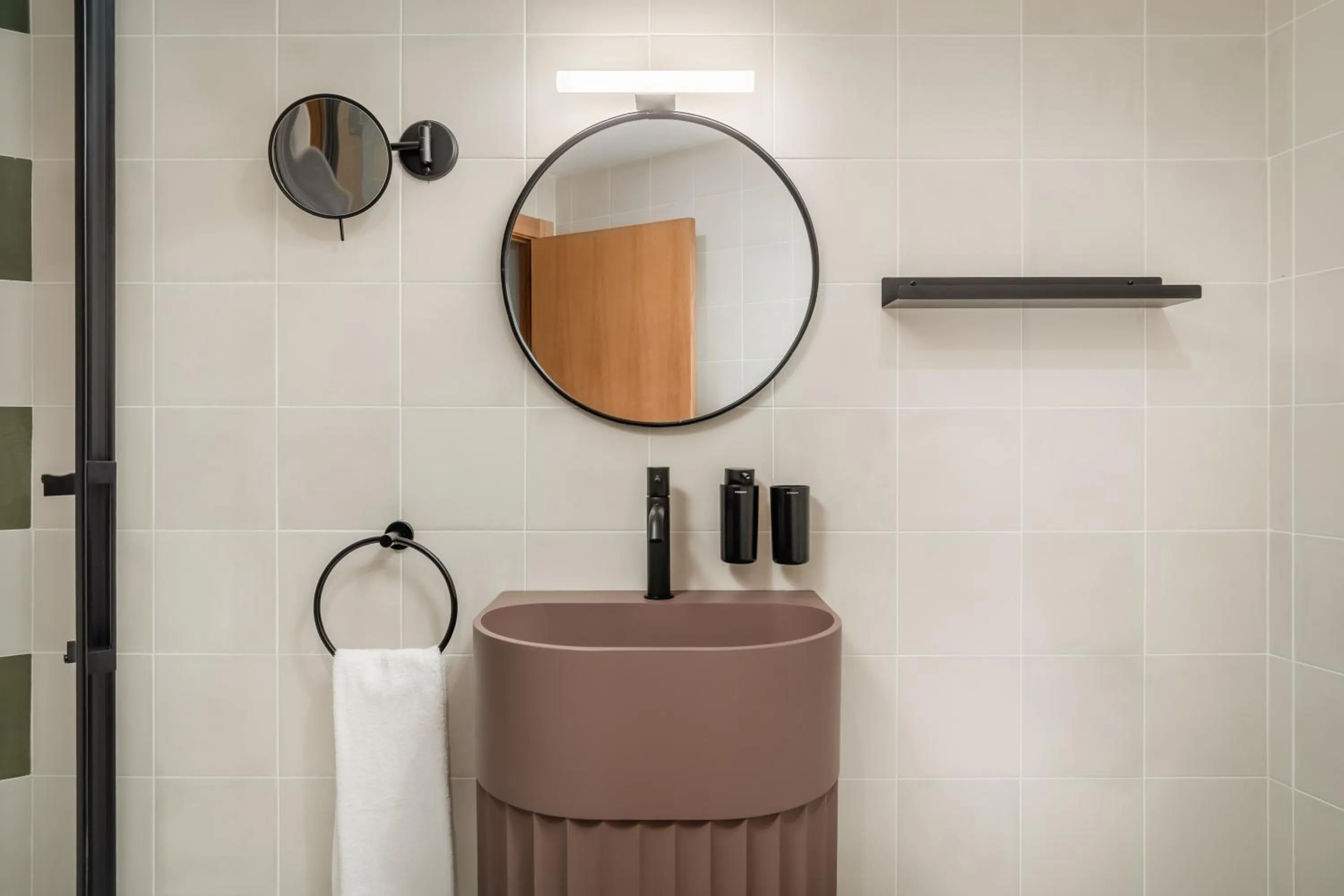 Shower in BYPILLOW Erba