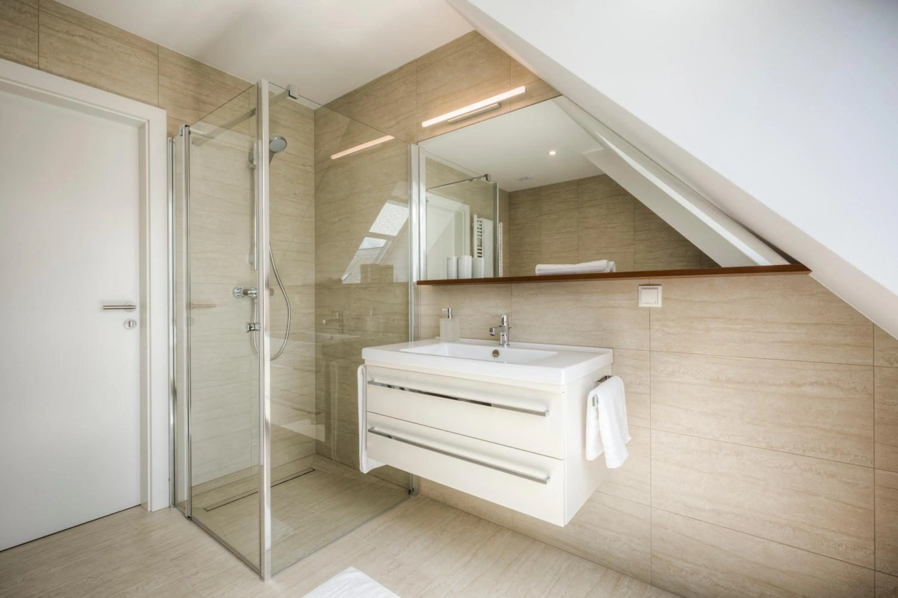 Bathroom, Bed in Vienna Grand Apartments City