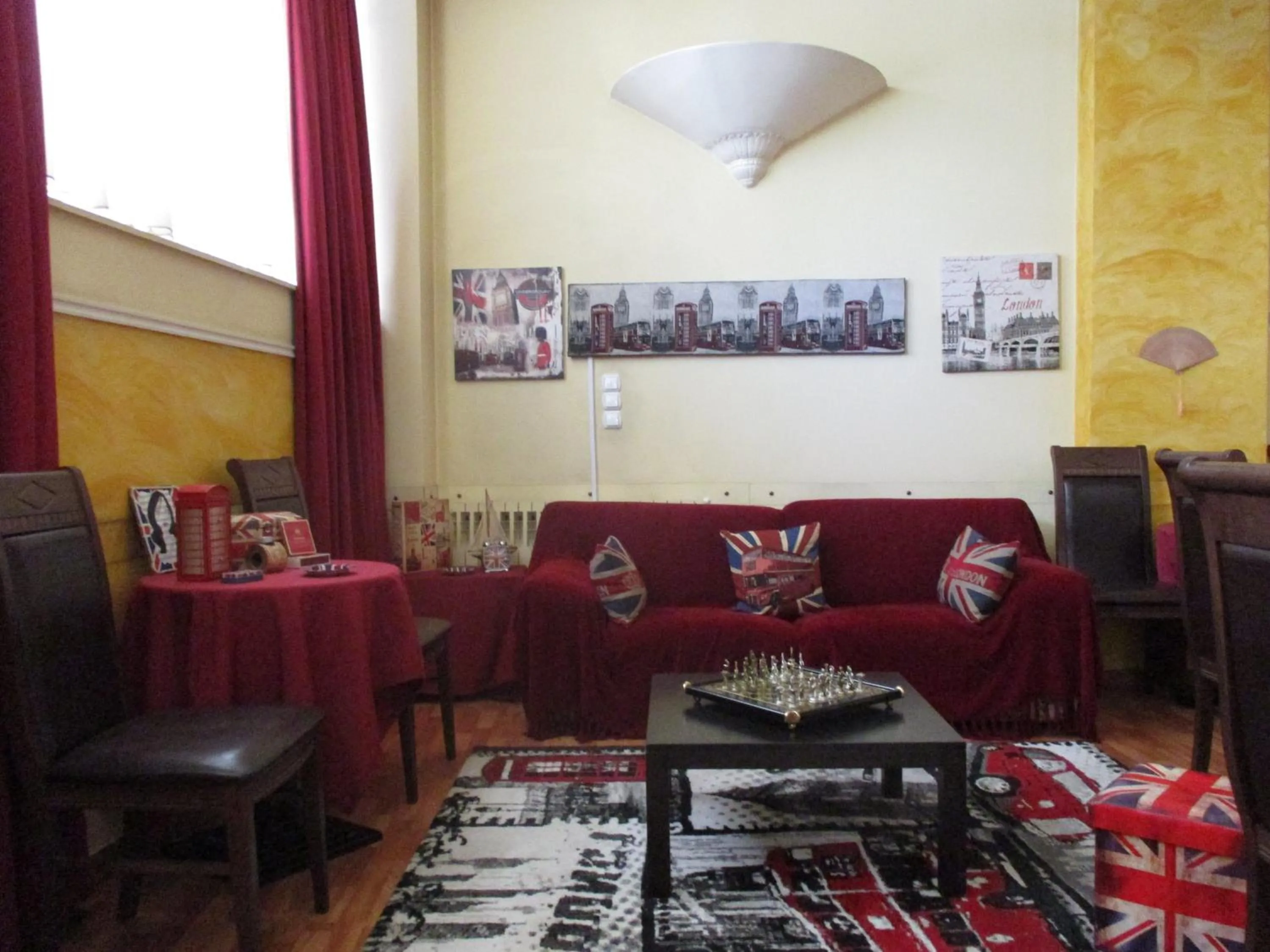 Communal lounge/ TV room in Hotel Delta