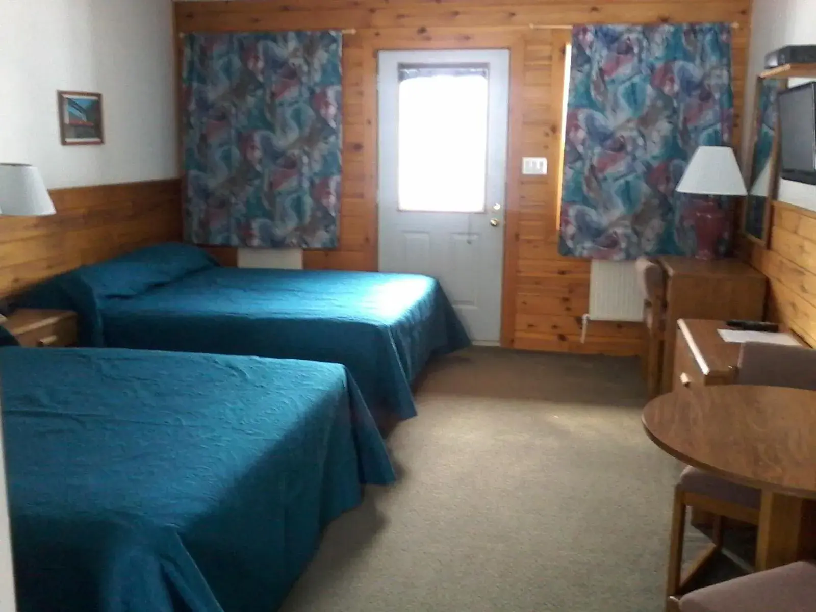 Queen Room with Pool View - single occupancy - Pet Friendly in Quiet Bay Inn & Café Queen Room with Pool View - single occupancy - Pet Friendly in Quiet Bay Inn & Café