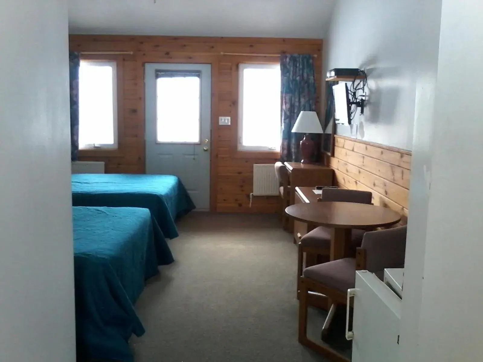 Queen Room with Pool and Lake View - single occupancy - Non-Smoking/Pet Friendly in Quiet Bay Inn & Café Queen Room with Pool and Lake View - single occupancy - Non-Smoking/Pet Friendly in Quiet Bay Inn & Café