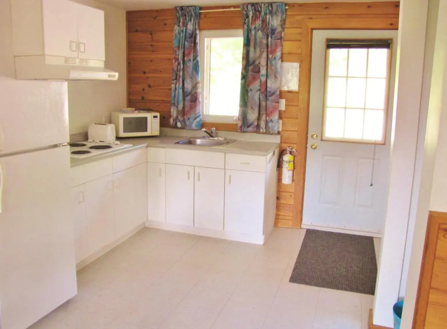 Queen Suite with Pool and Lake View - single occupancy - Pet Friendly in Quiet Bay Inn & Café Queen Suite with Pool and Lake View - single occupancy - Pet Friendly in Quiet Bay Inn & Café