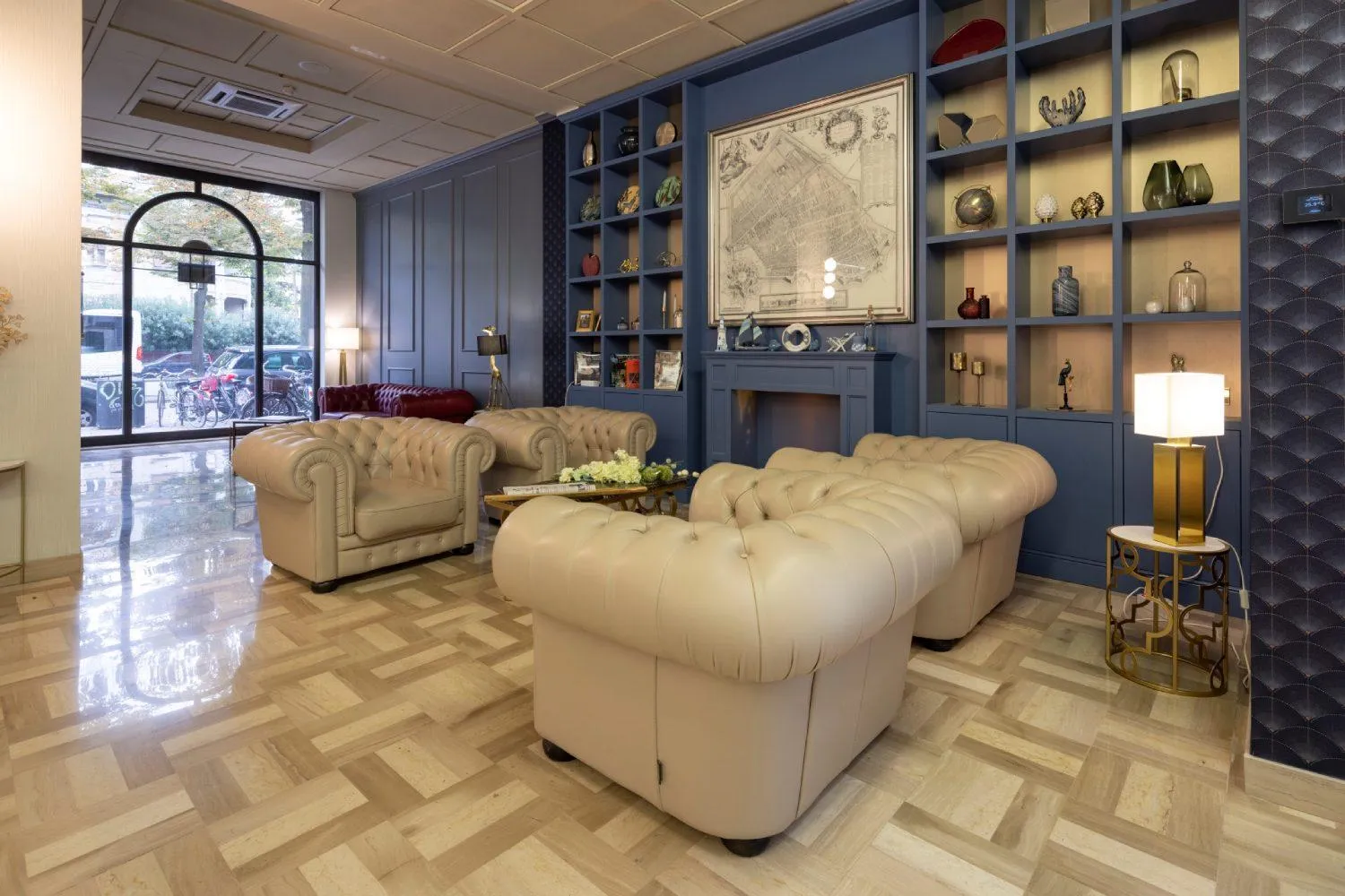 Communal lounge/ TV room in Astra Hotel