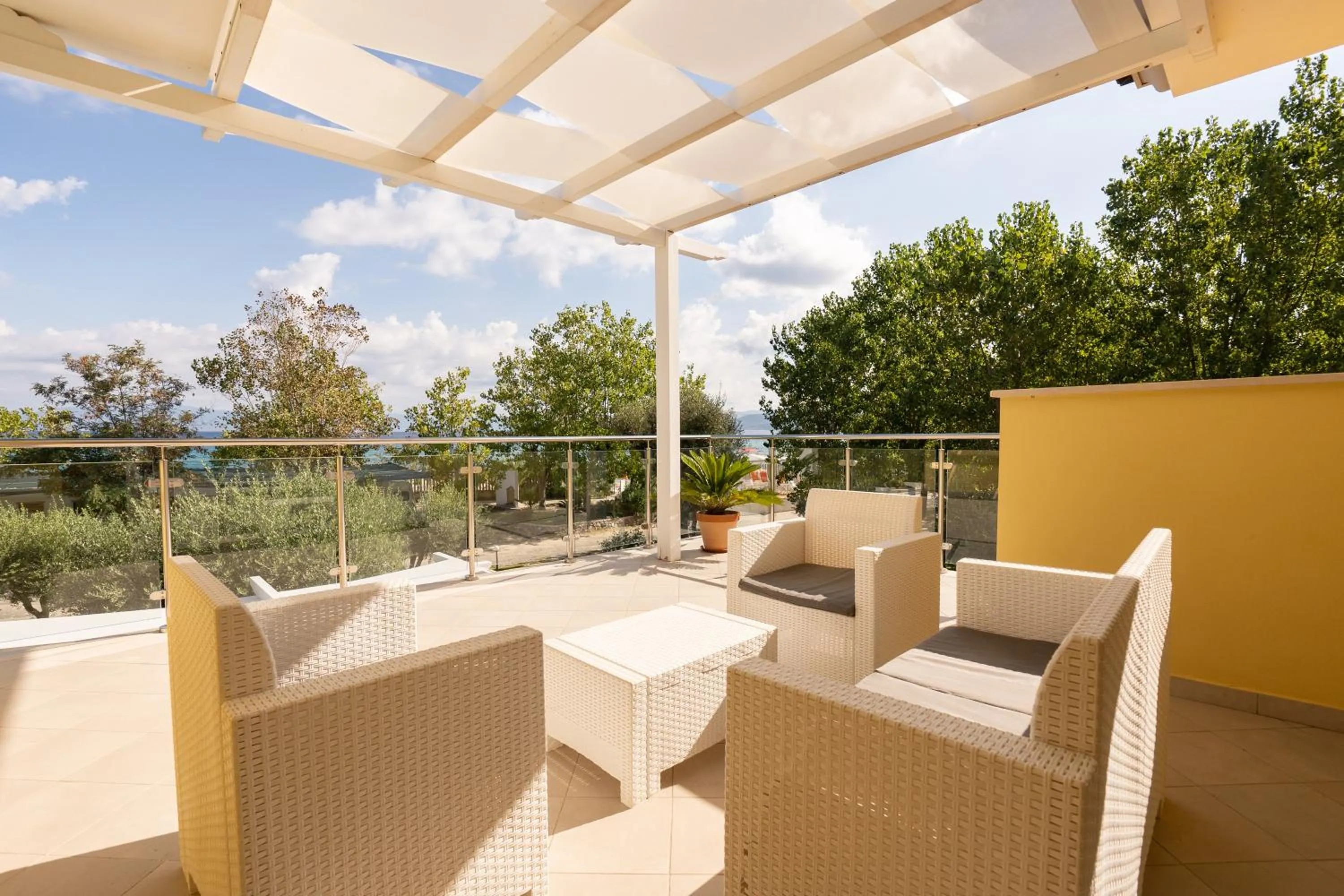 Patio in Hotel Baia Di Trainiti