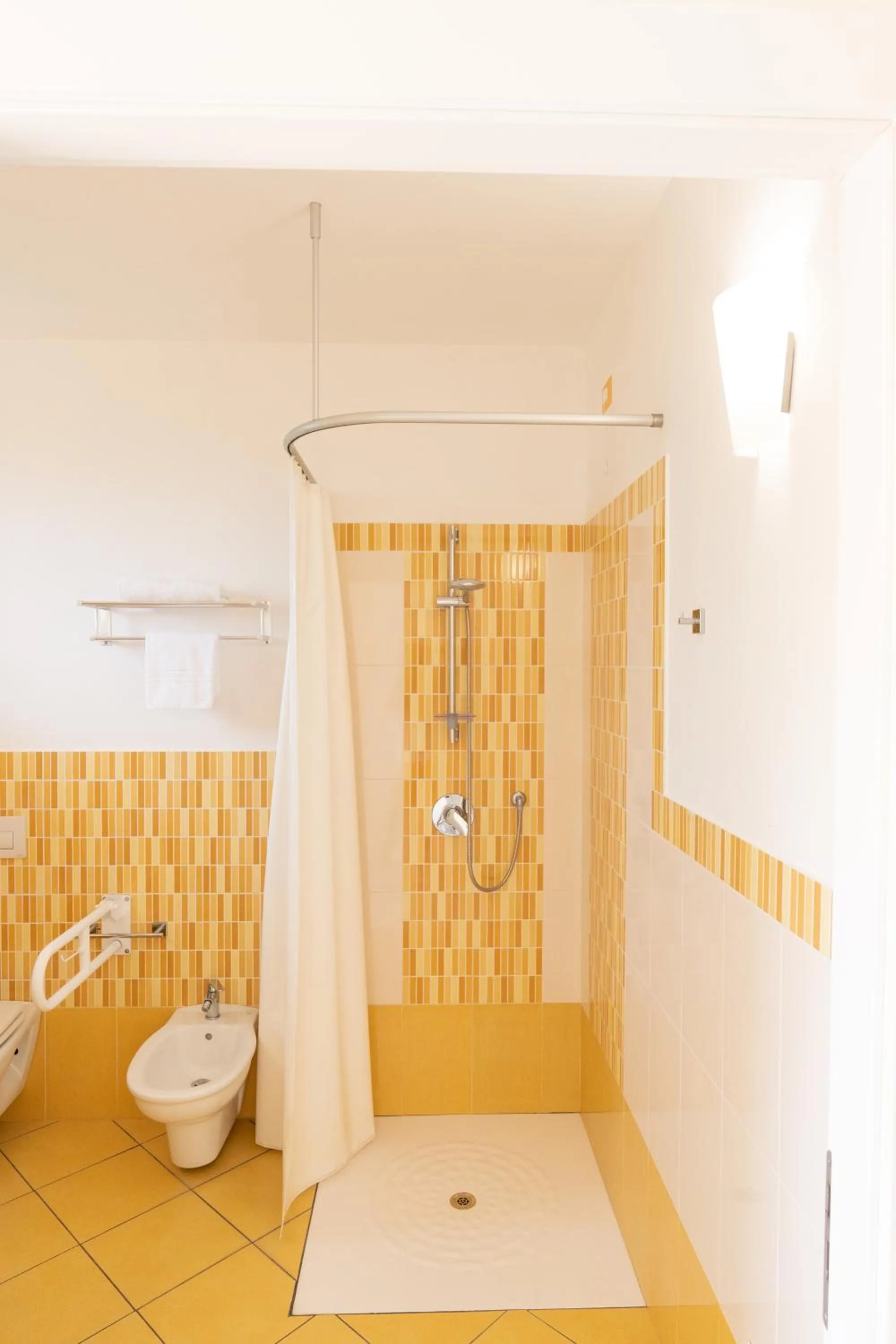 Shower in Hotel Baia Di Trainiti