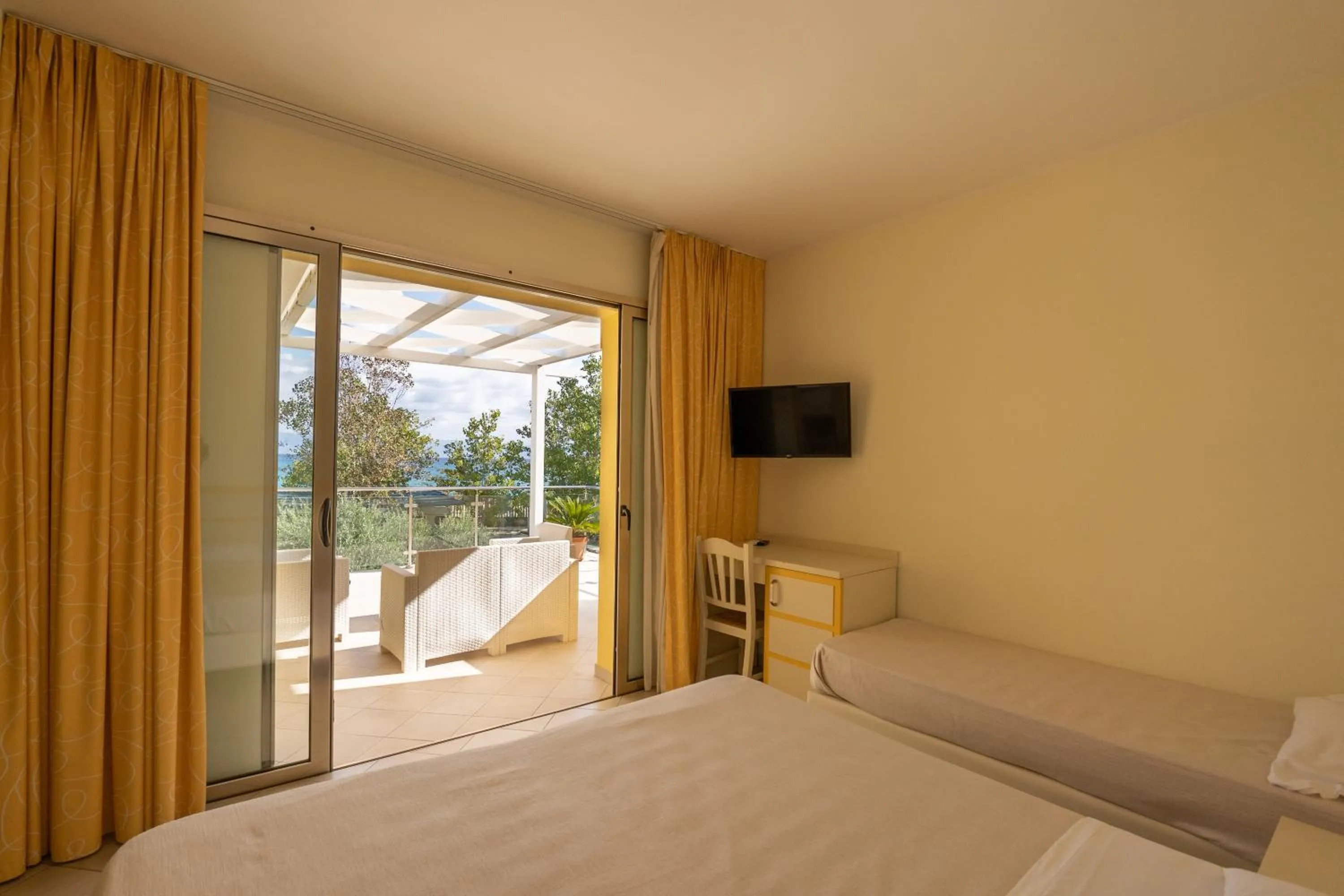 TV and multimedia, Bed in Hotel Baia Di Trainiti