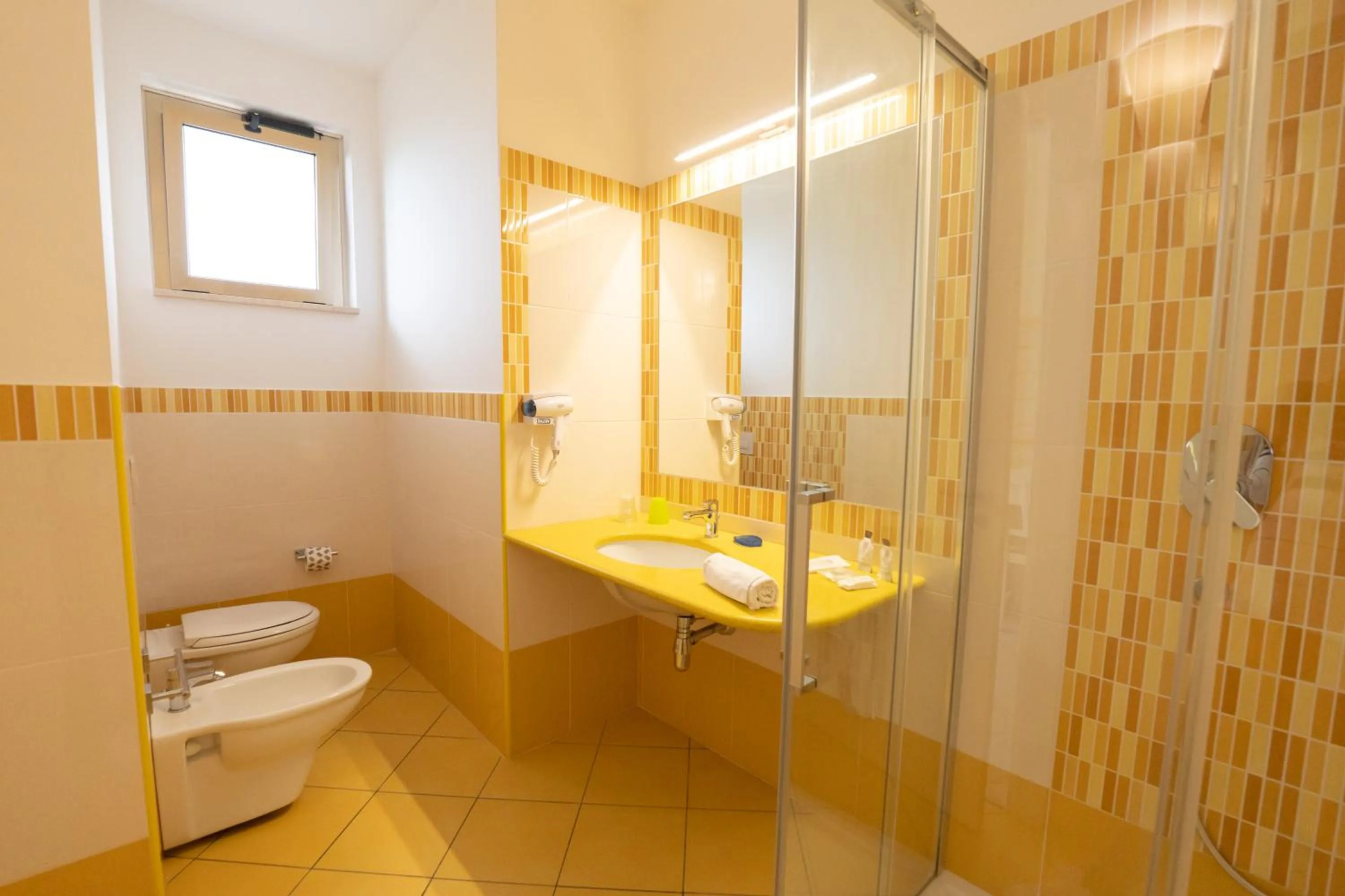 Shower in Hotel Baia Di Trainiti