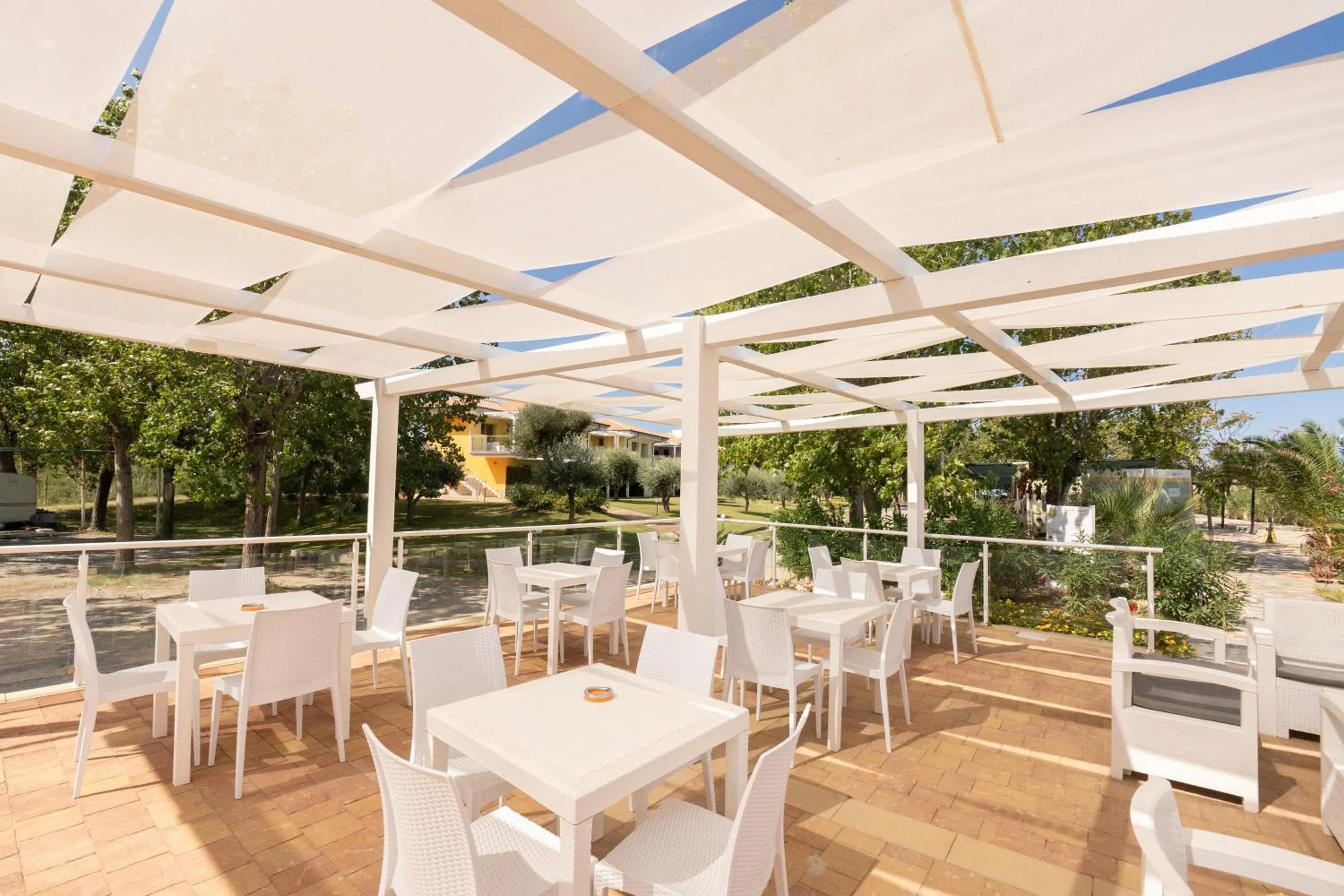 Patio in Hotel Baia Di Trainiti