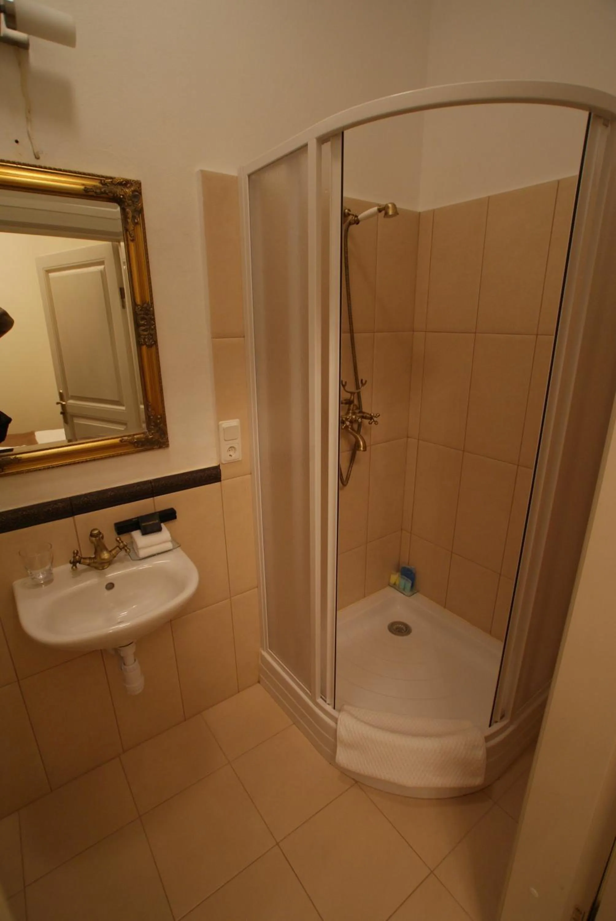 Shower in Bistrampolis Manor