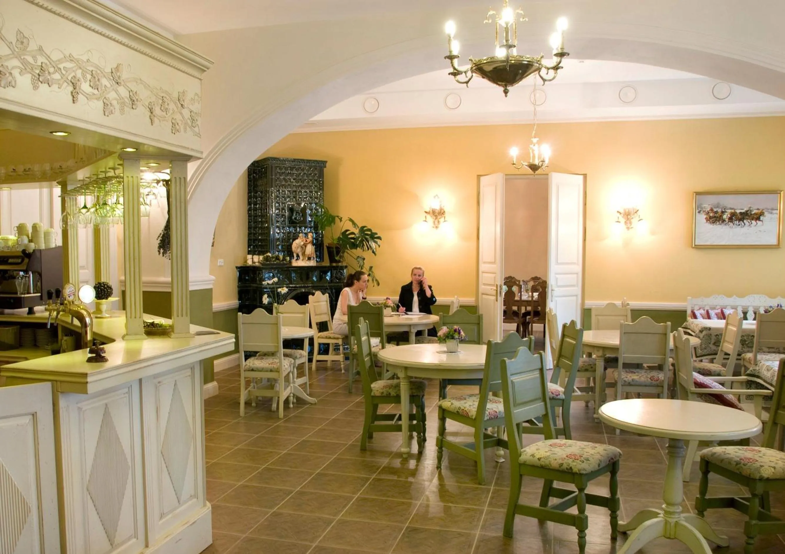 Restaurant/places to eat in Bistrampolis Manor