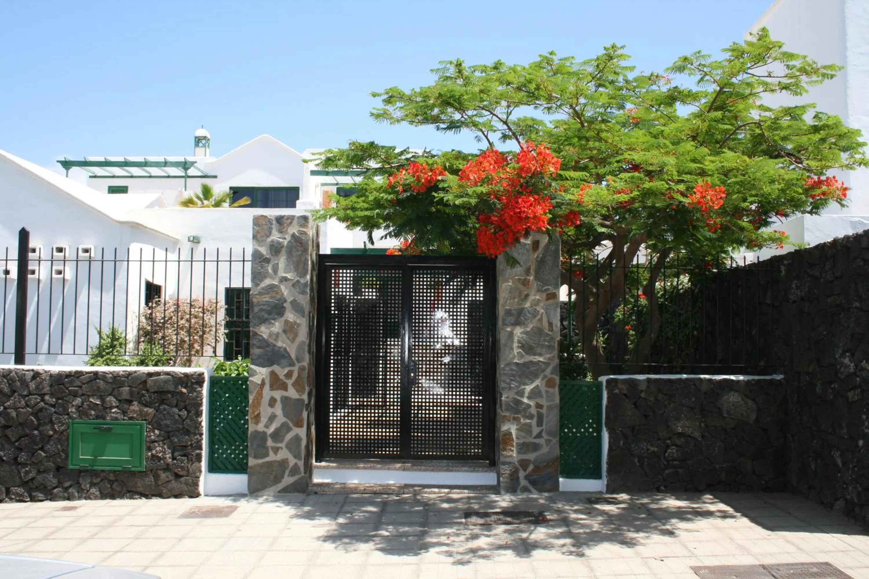 Facade/entrance in Apartamentos las Acacias