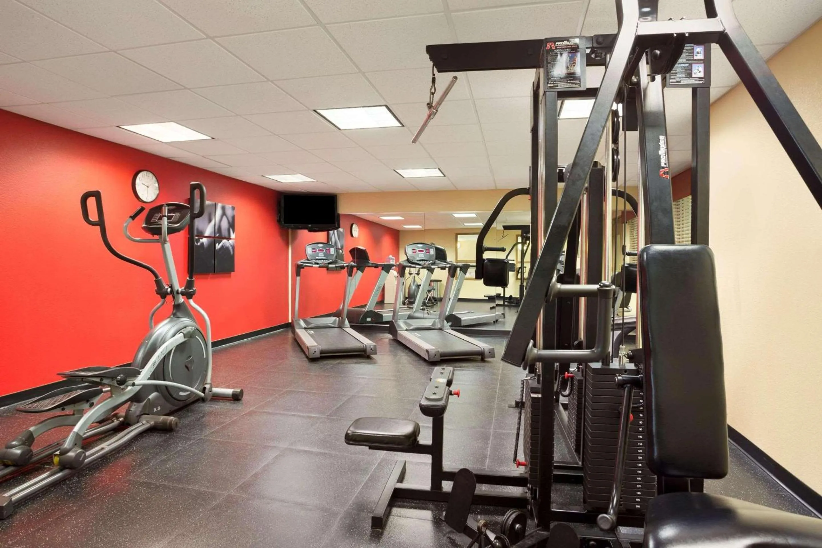 Fitness centre/facilities in Country Inn & Suites by Radisson, Conway, AR