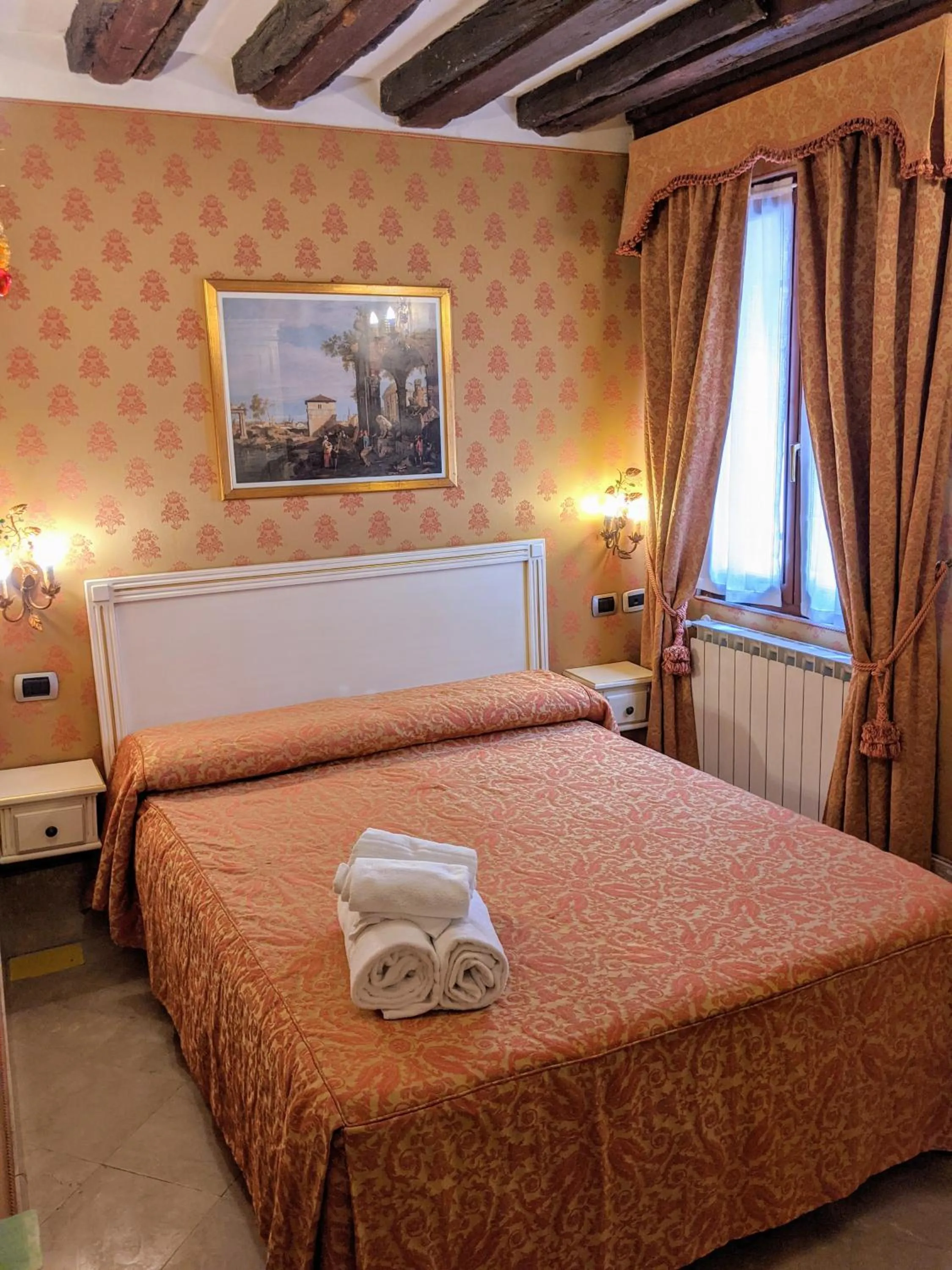 Photo of the whole room, Bed in Ca' San Vio