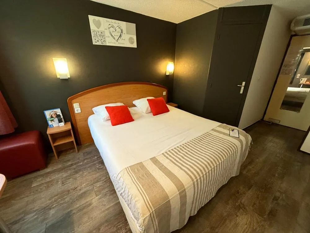 Photo of the whole room, Bed in Brit Hotel Besancon l'Horloge