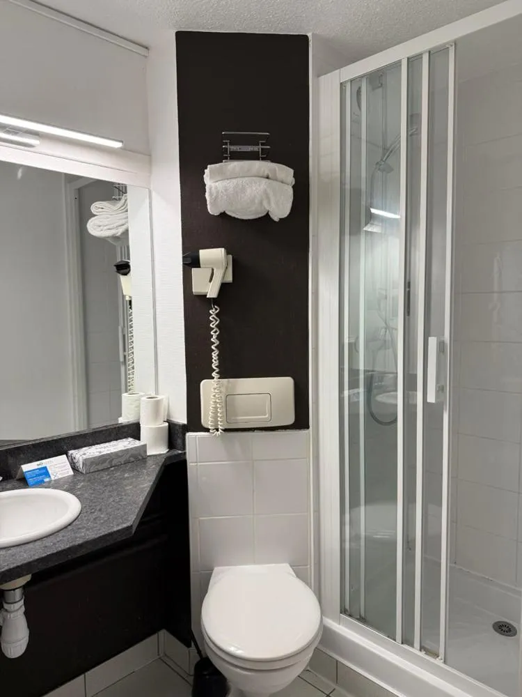 Bathroom in Brit Hotel Besancon l'Horloge