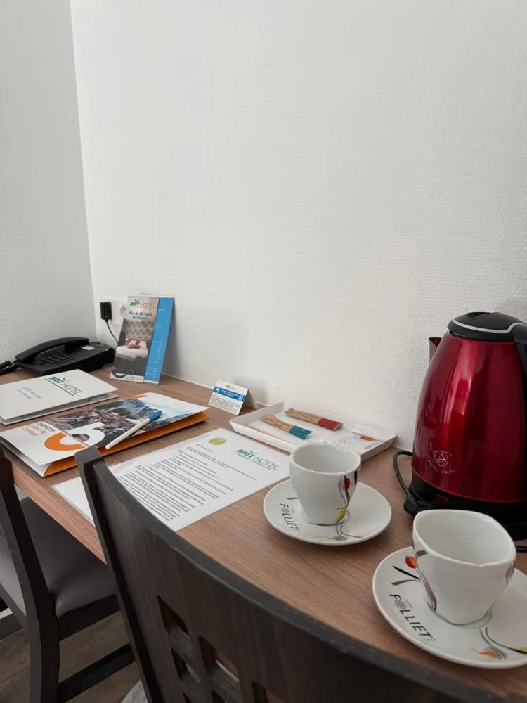 Bedroom in Brit Hotel Besancon l'Horloge