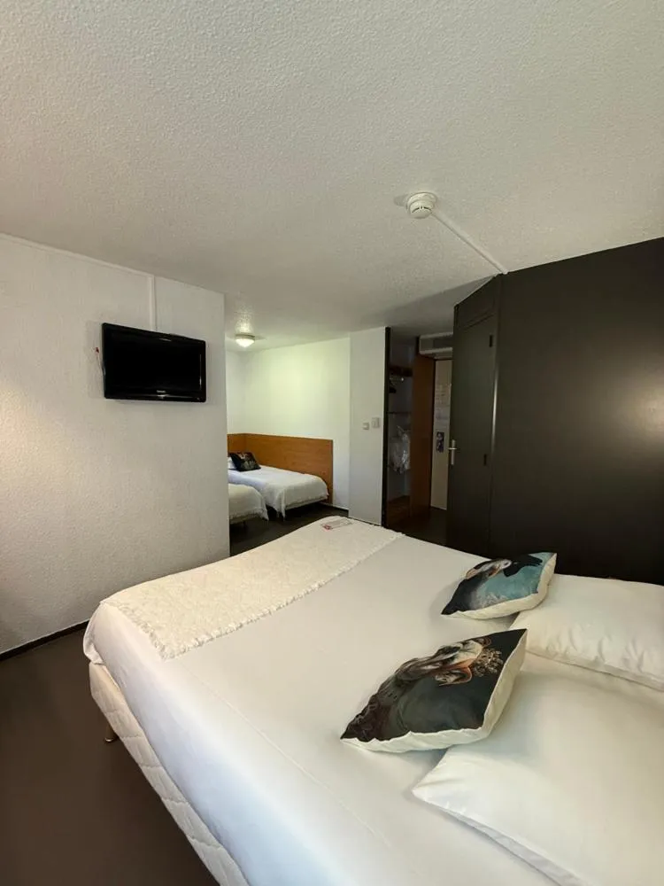 Photo of the whole room, Bed in Brit Hotel Besancon l'Horloge