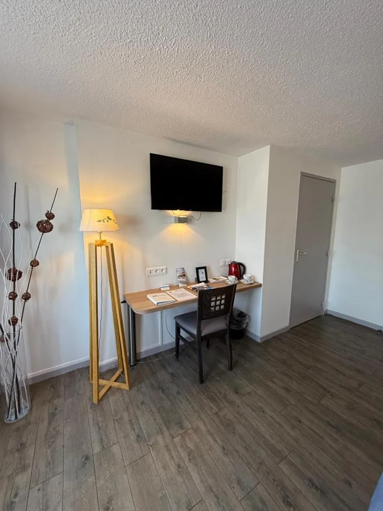 Photo of the whole room in Brit Hotel Besancon l'Horloge