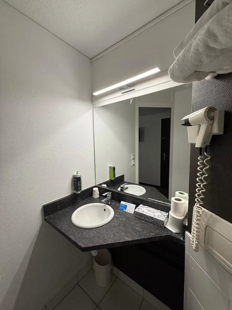 Bathroom in Brit Hotel Besancon l'Horloge