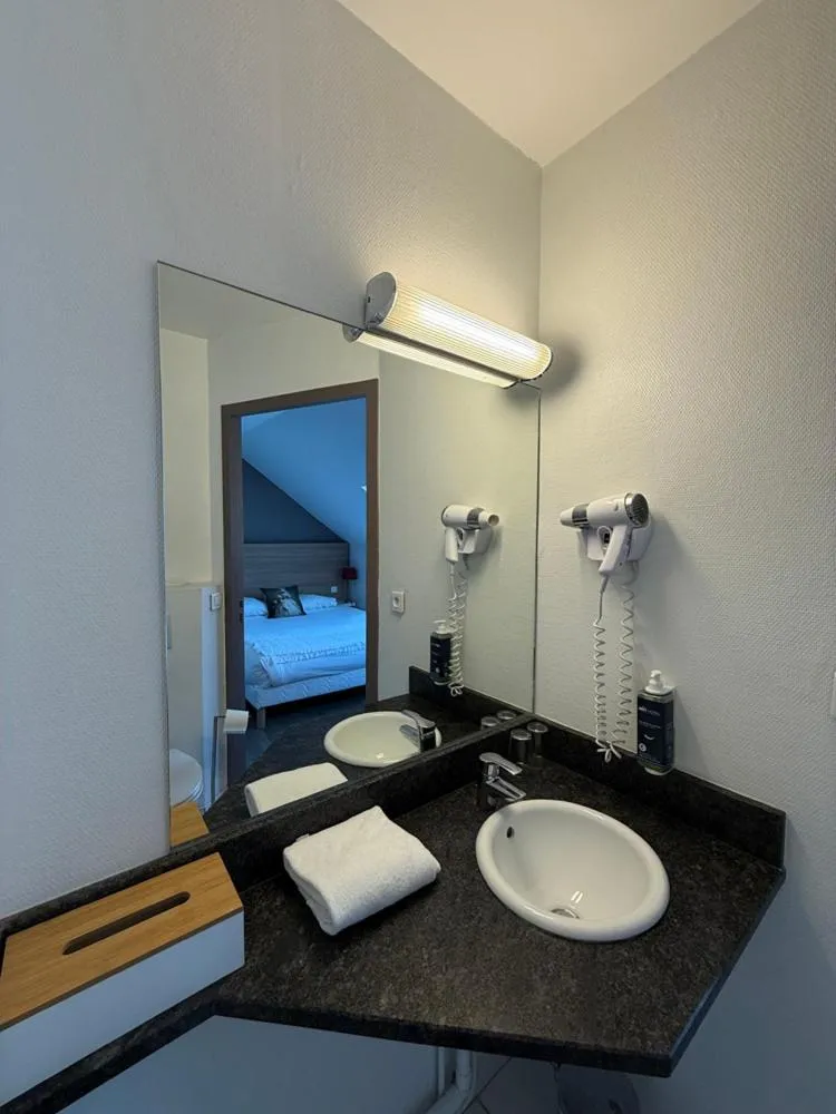 Bathroom in Brit Hotel Besancon l'Horloge
