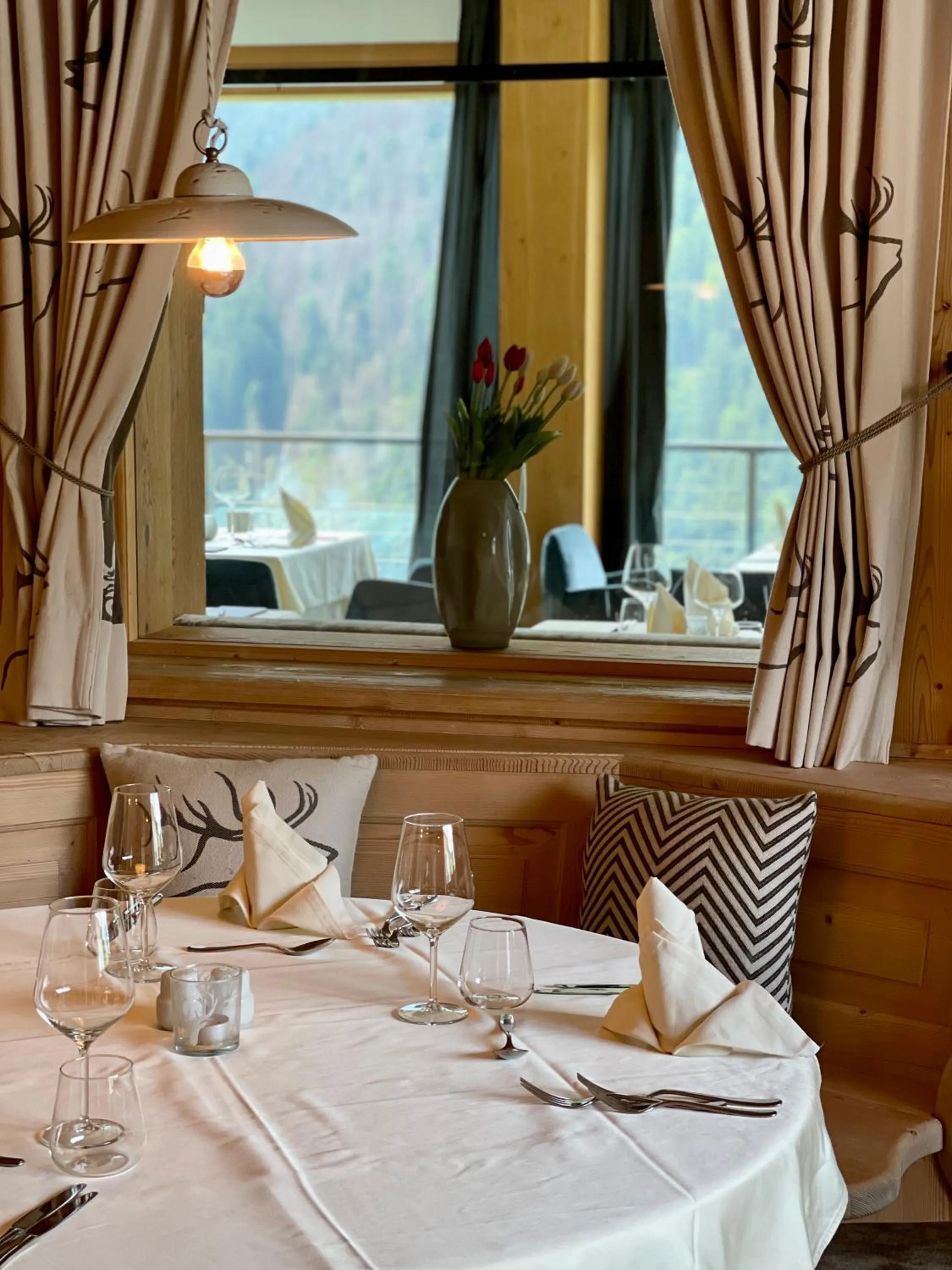 Restaurant/places to eat in Bella Vista Hotel Emma