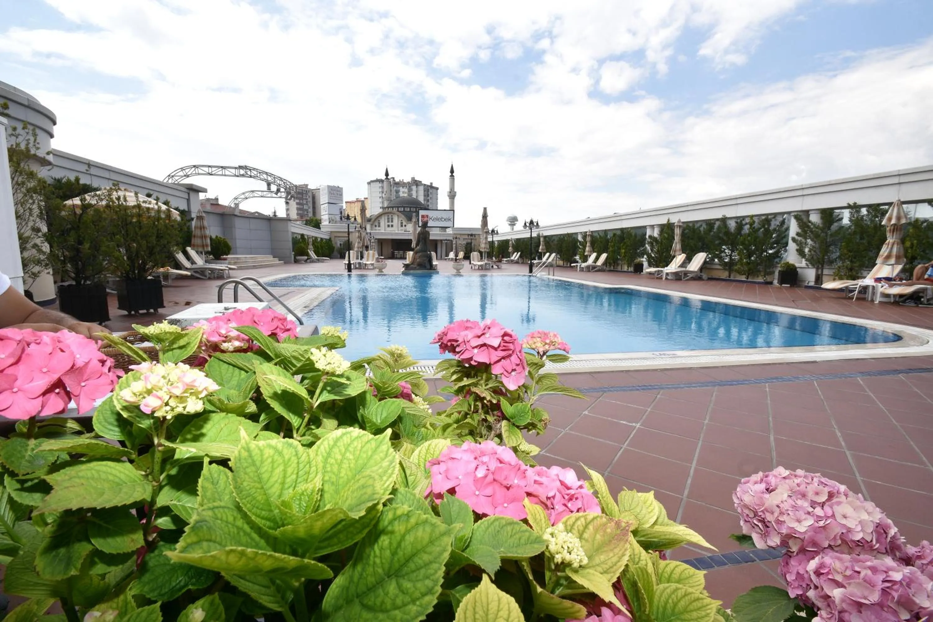 Swimming pool in Buyukhanli Park Hotel