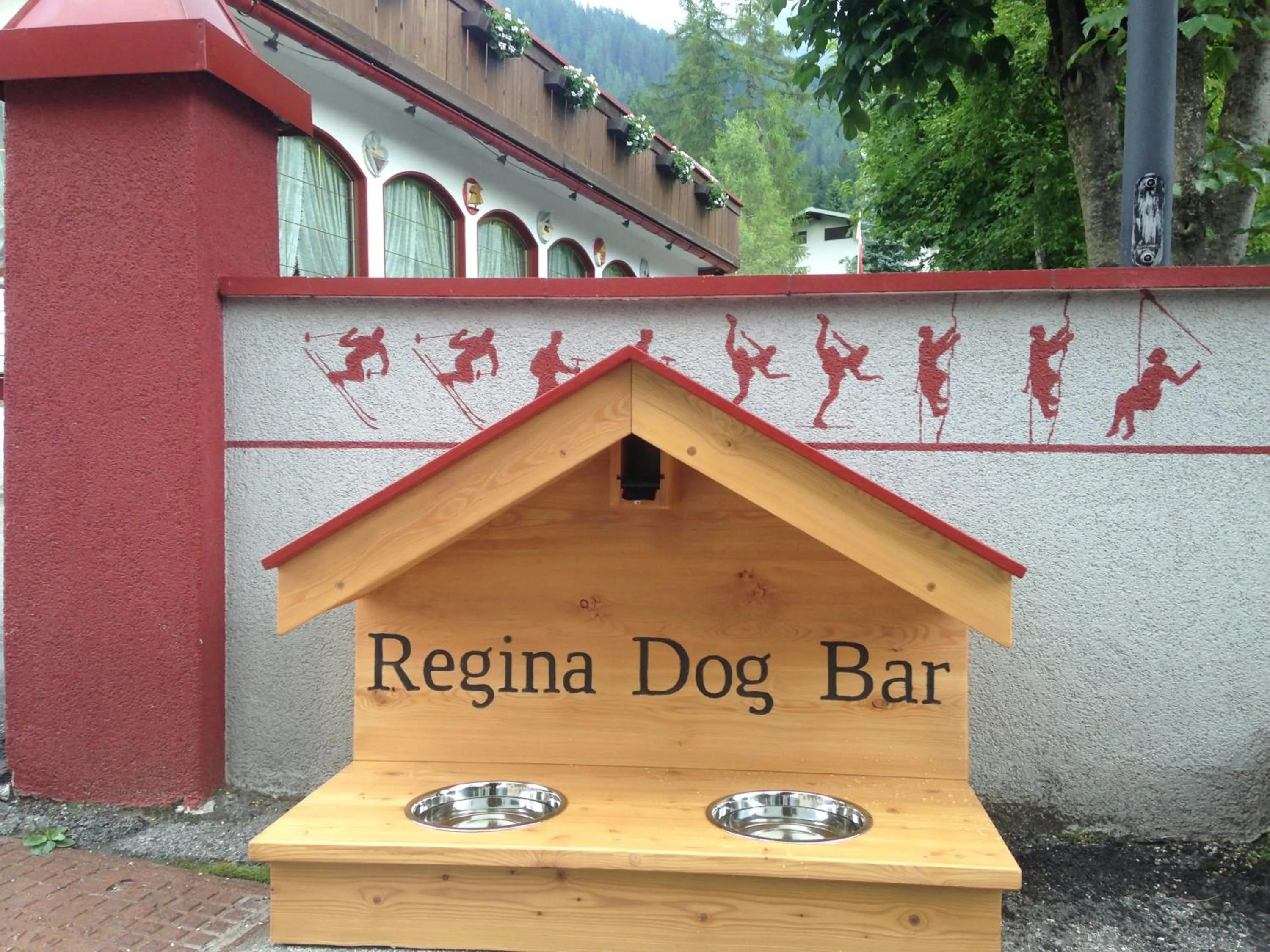 Animals in Hotel Regina