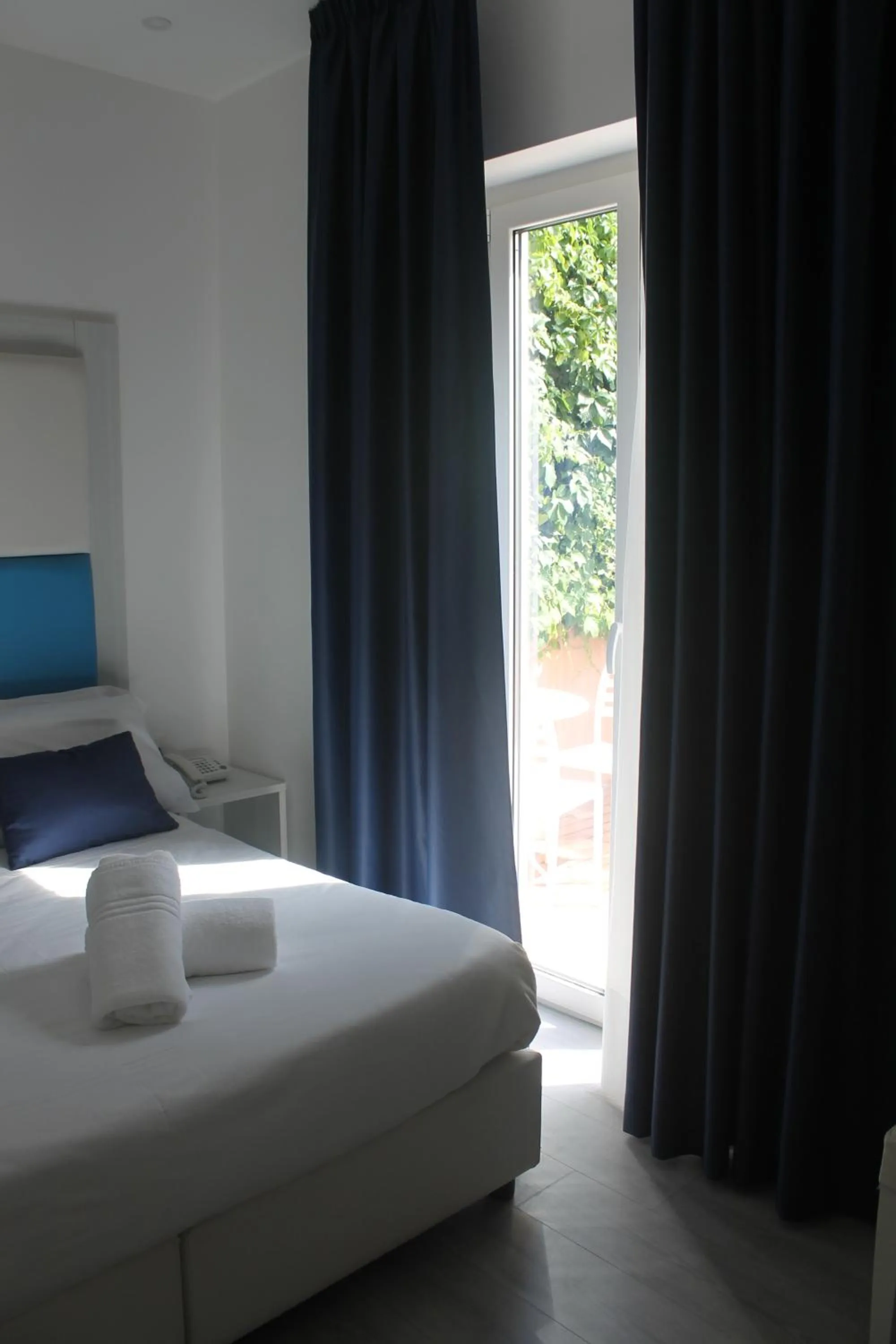 Bedroom, Bed in Eden Bleu