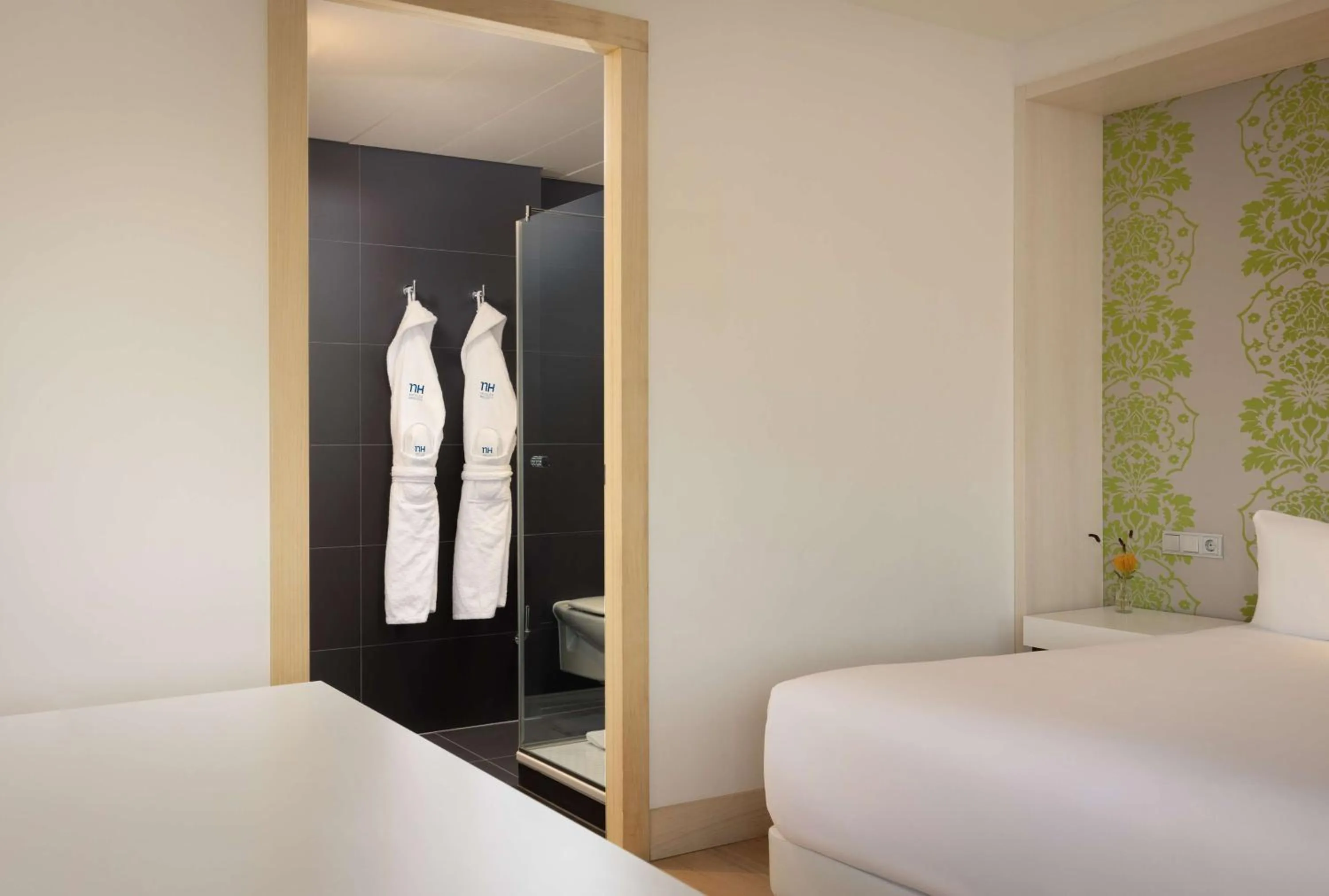 Bathroom, Bed in NH Amsterdam Zuid