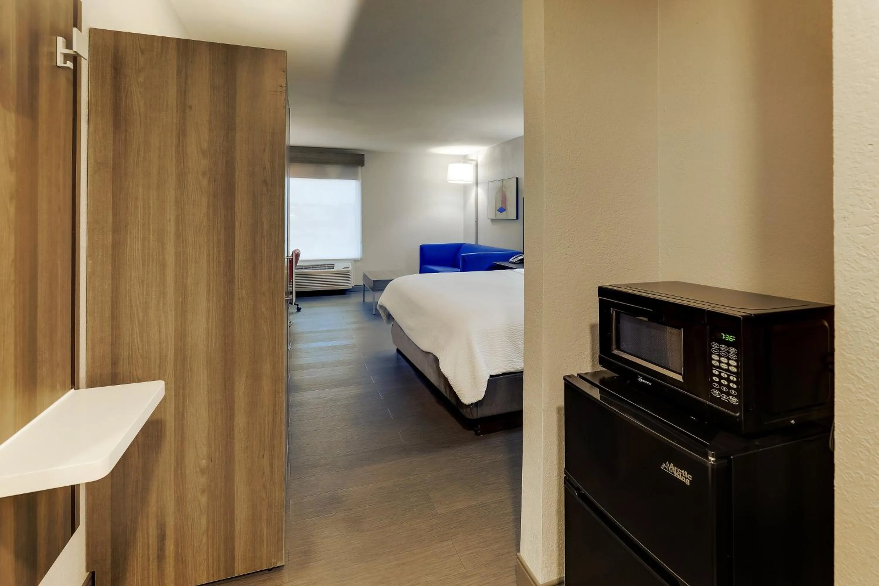 Photo of the whole room, Bed in Holiday Inn Express Lexington Southwest Nicholasville by IHG