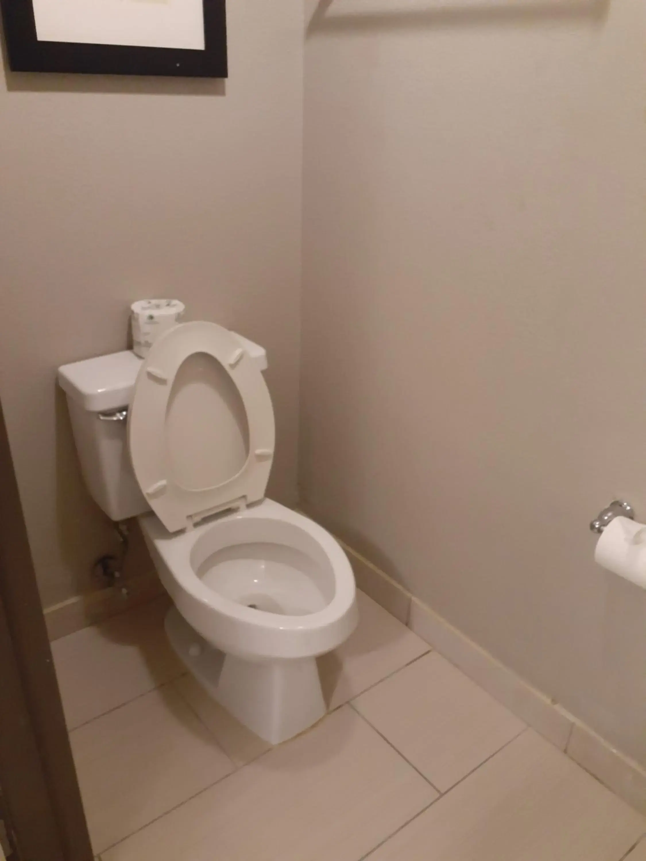 Bathroom in Independent SPHC BWI Suites Bathroom in Independent SPHC BWI Suites