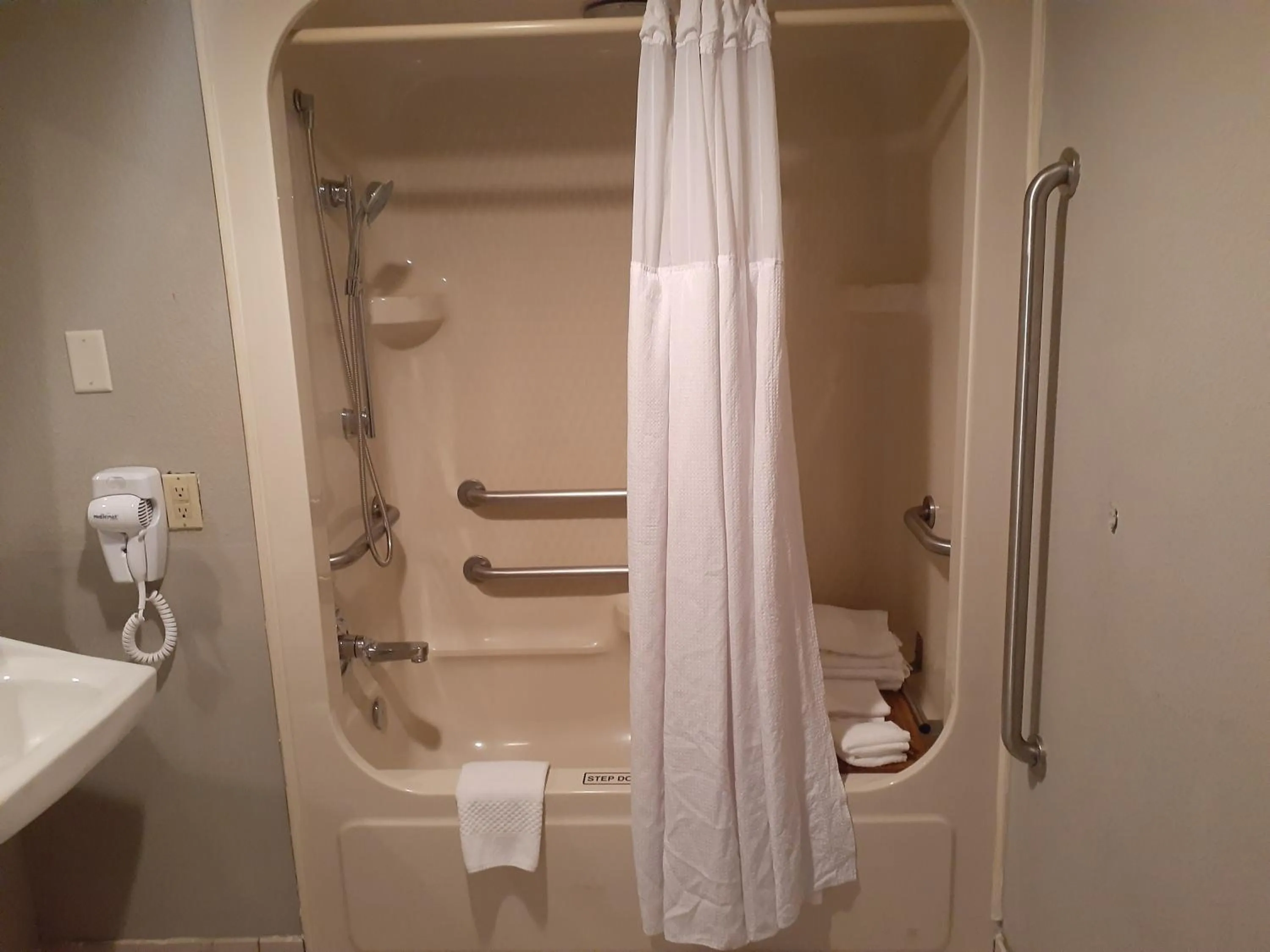 Bathroom in Independent SPHC BWI Suites