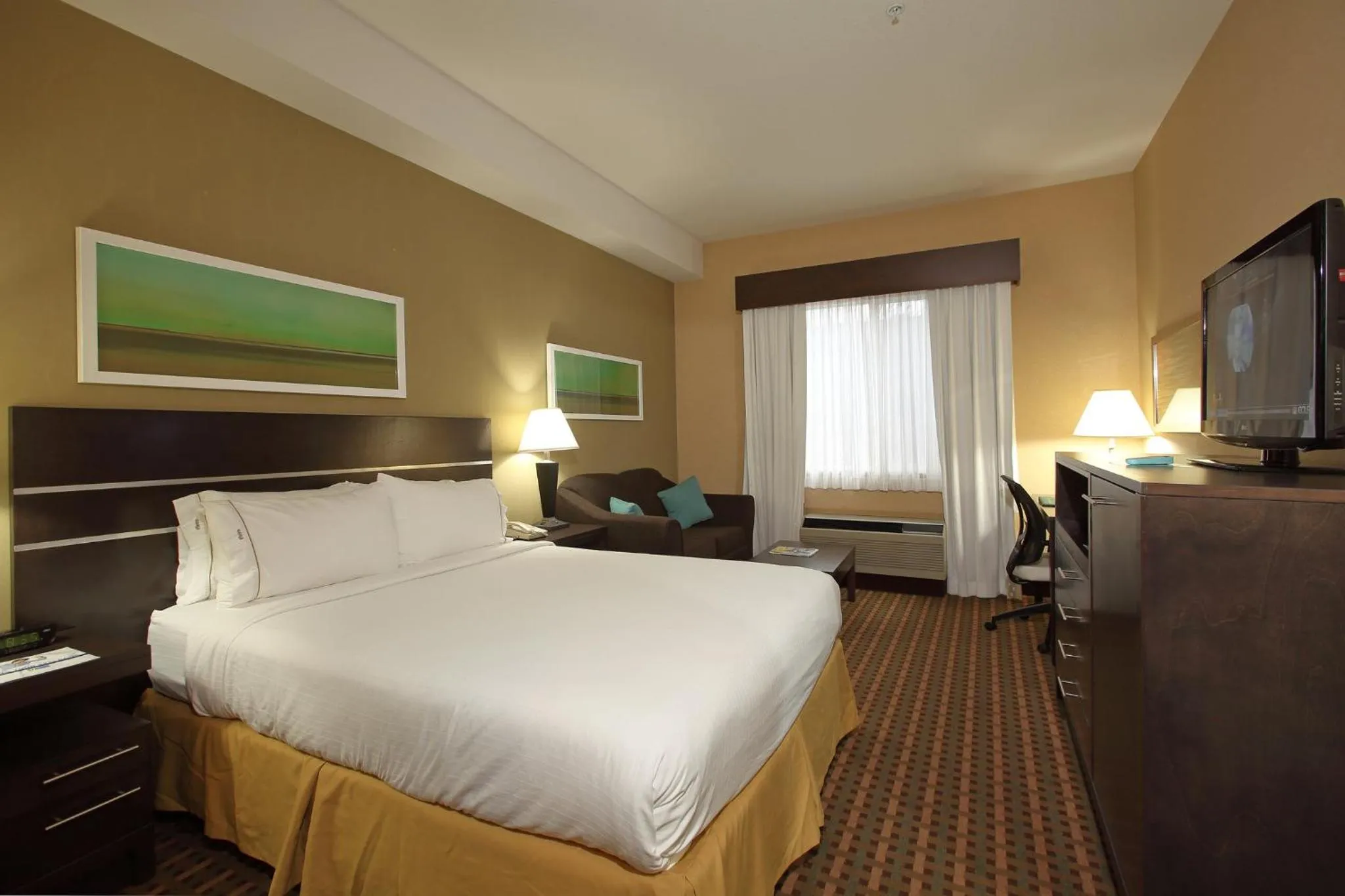 Photo of the whole room, Bed in Holiday Inn Express Hotel & Suites Vernon by IHG