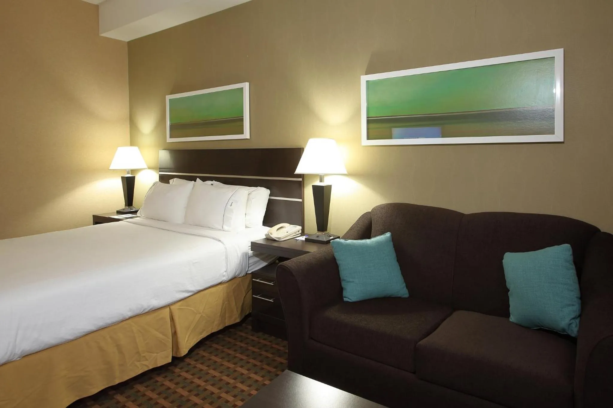 Photo of the whole room, Bed in Holiday Inn Express Hotel & Suites Vernon by IHG